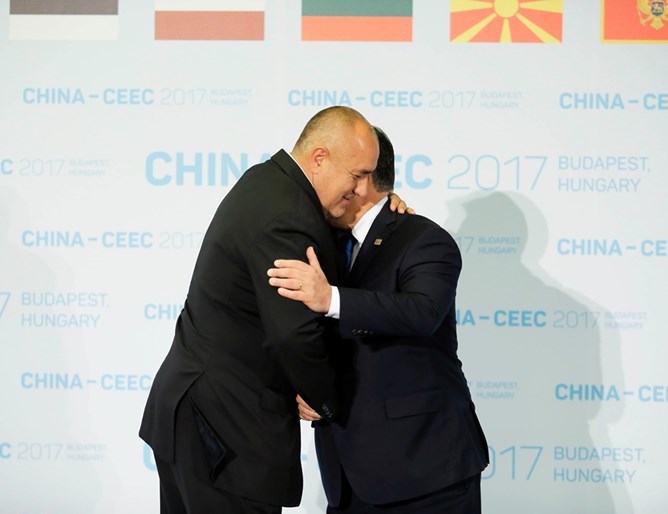 Борисов и Орбан се прегърнаха дружески