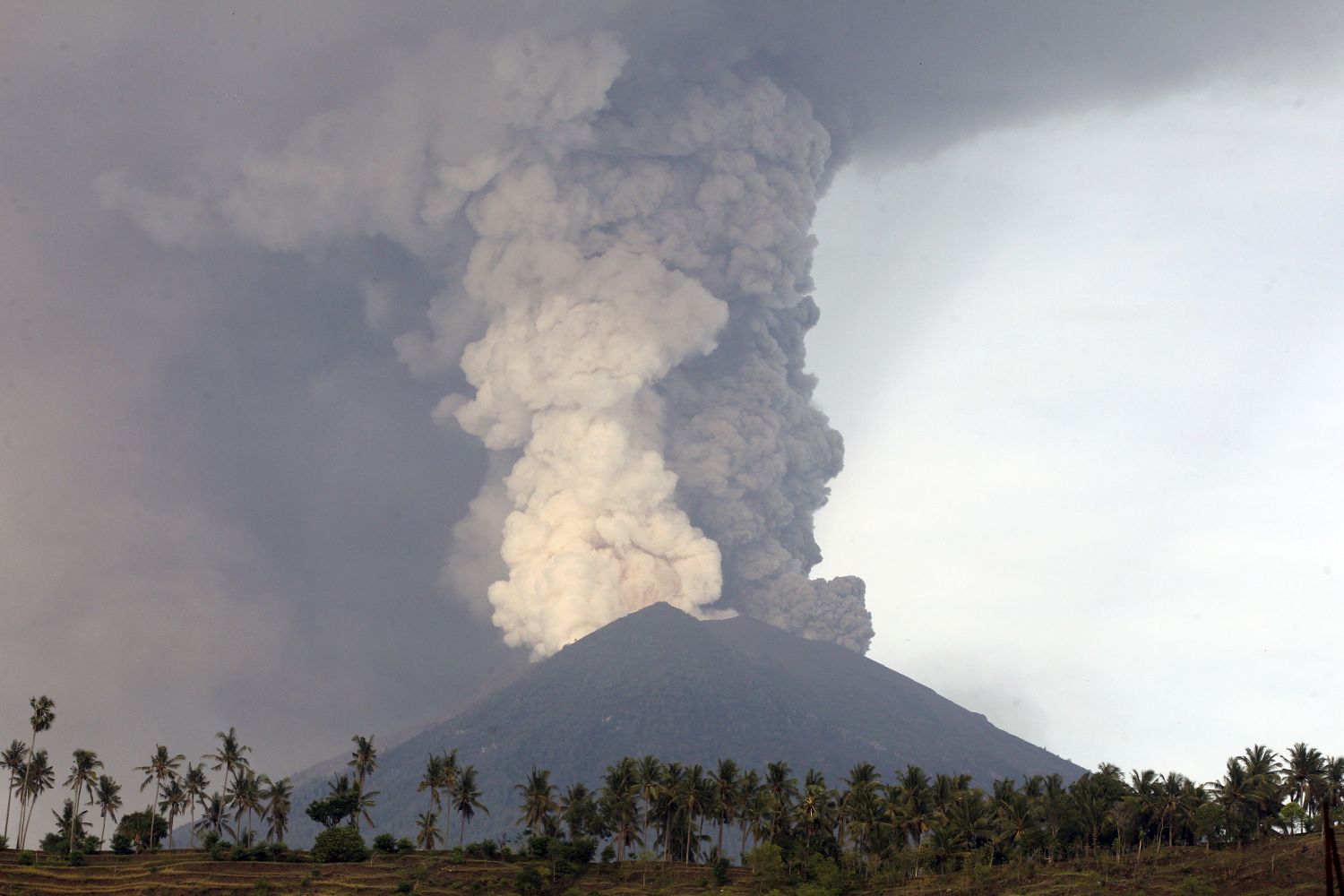 Български туристи търсят мисията ни на Бали заради вулкана