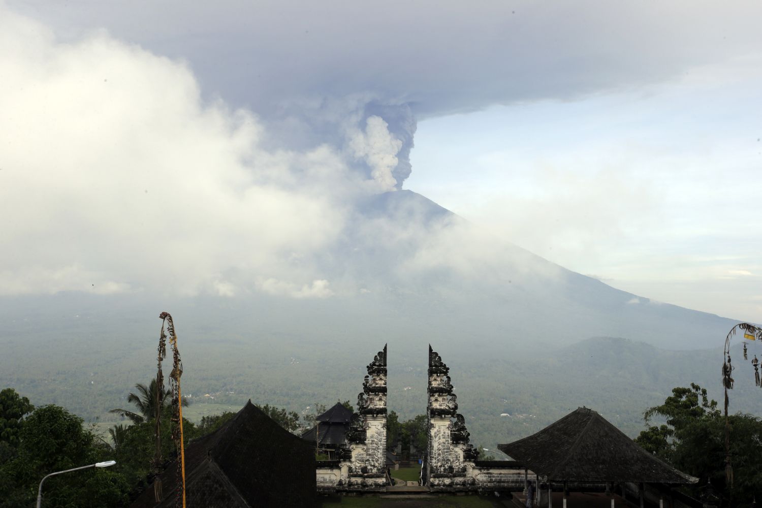 Вулканът  Агунг на остров Бали