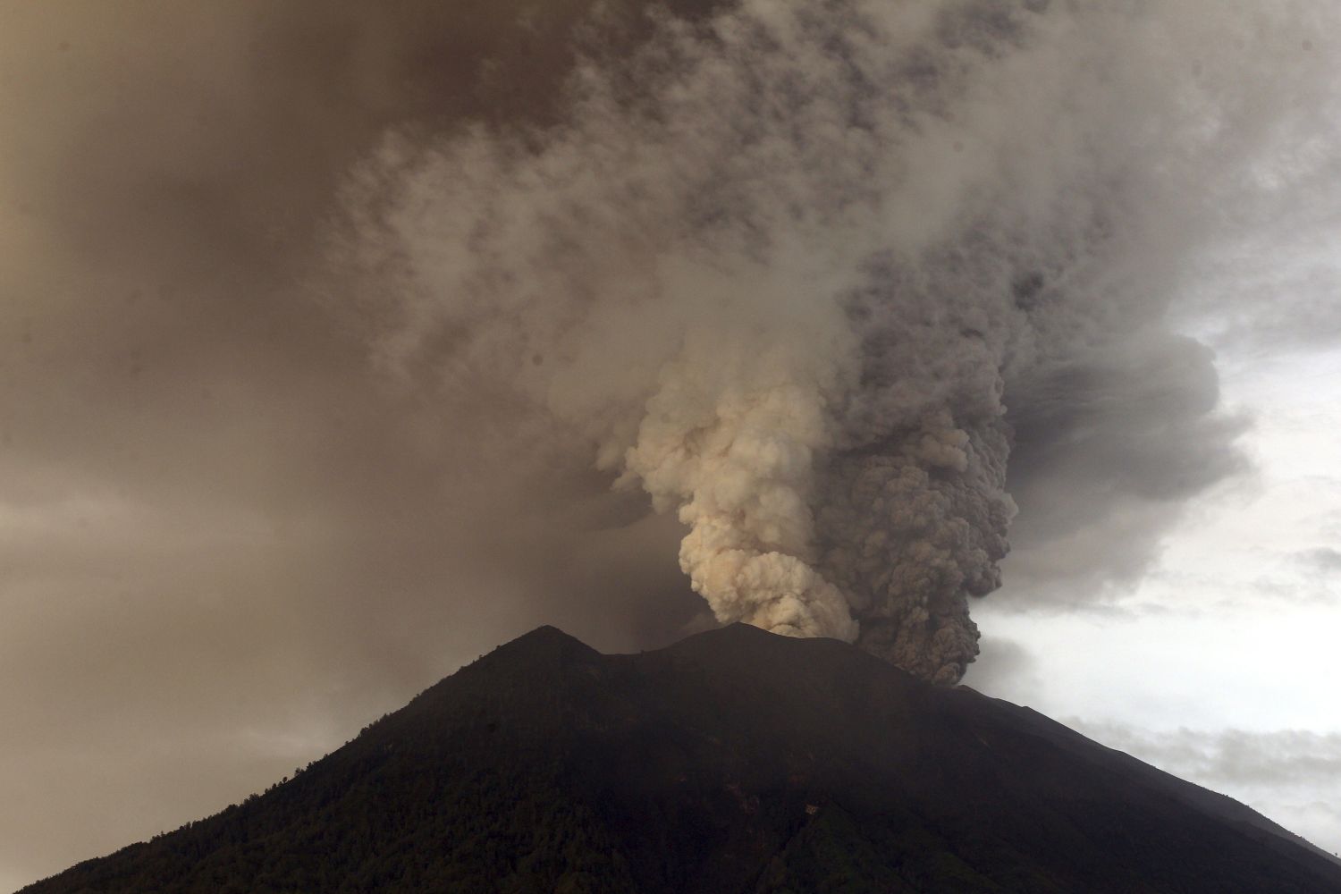 Обстановката в района на вулкана е усложнена