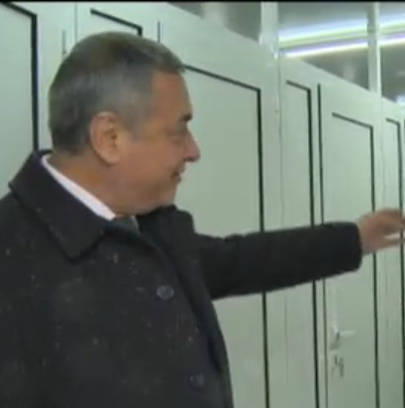 Вицепремиерът Валери Симеонов показа новооткритите тоалетни на ГКПП-Калотина