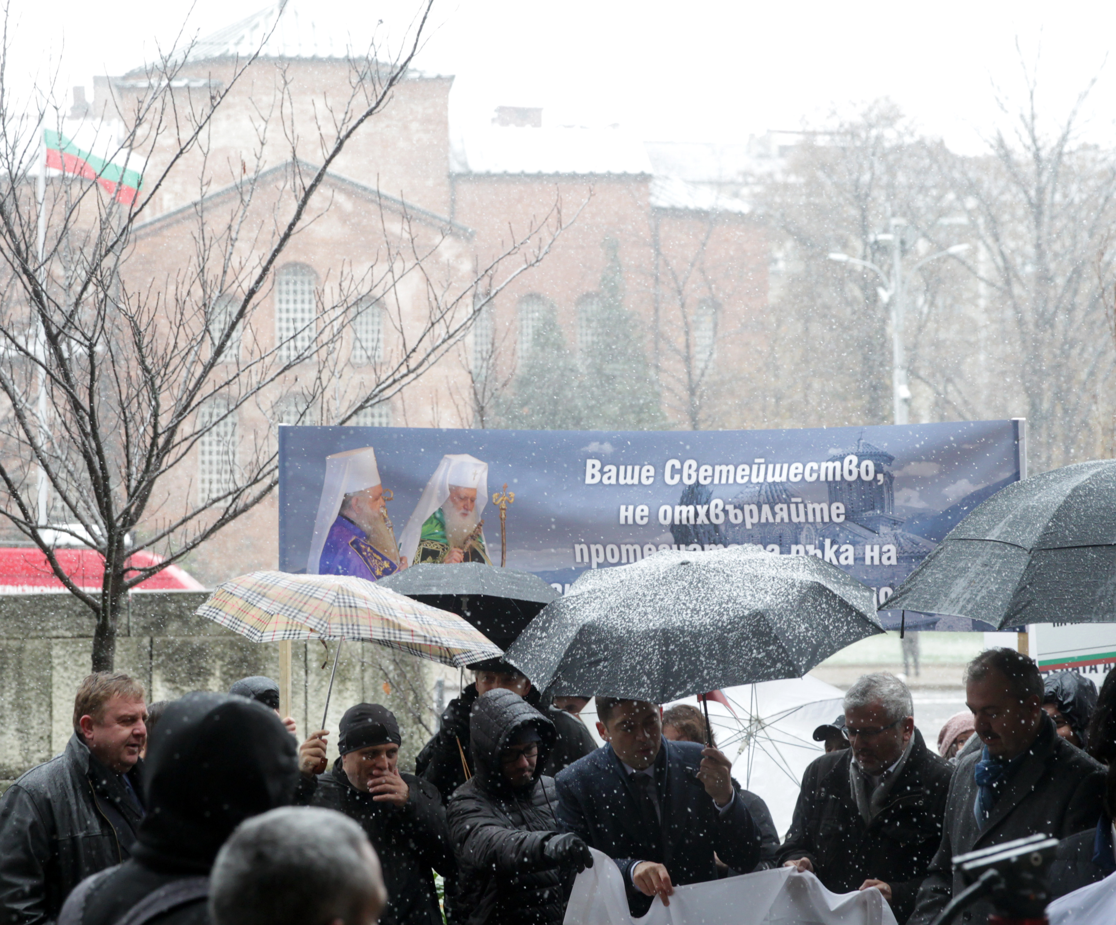 Мълчаливо бдение пред Синода за македонската църква (снимки)