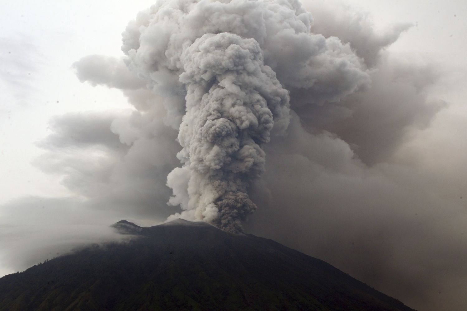 Вулканът на остров Бали е активен
