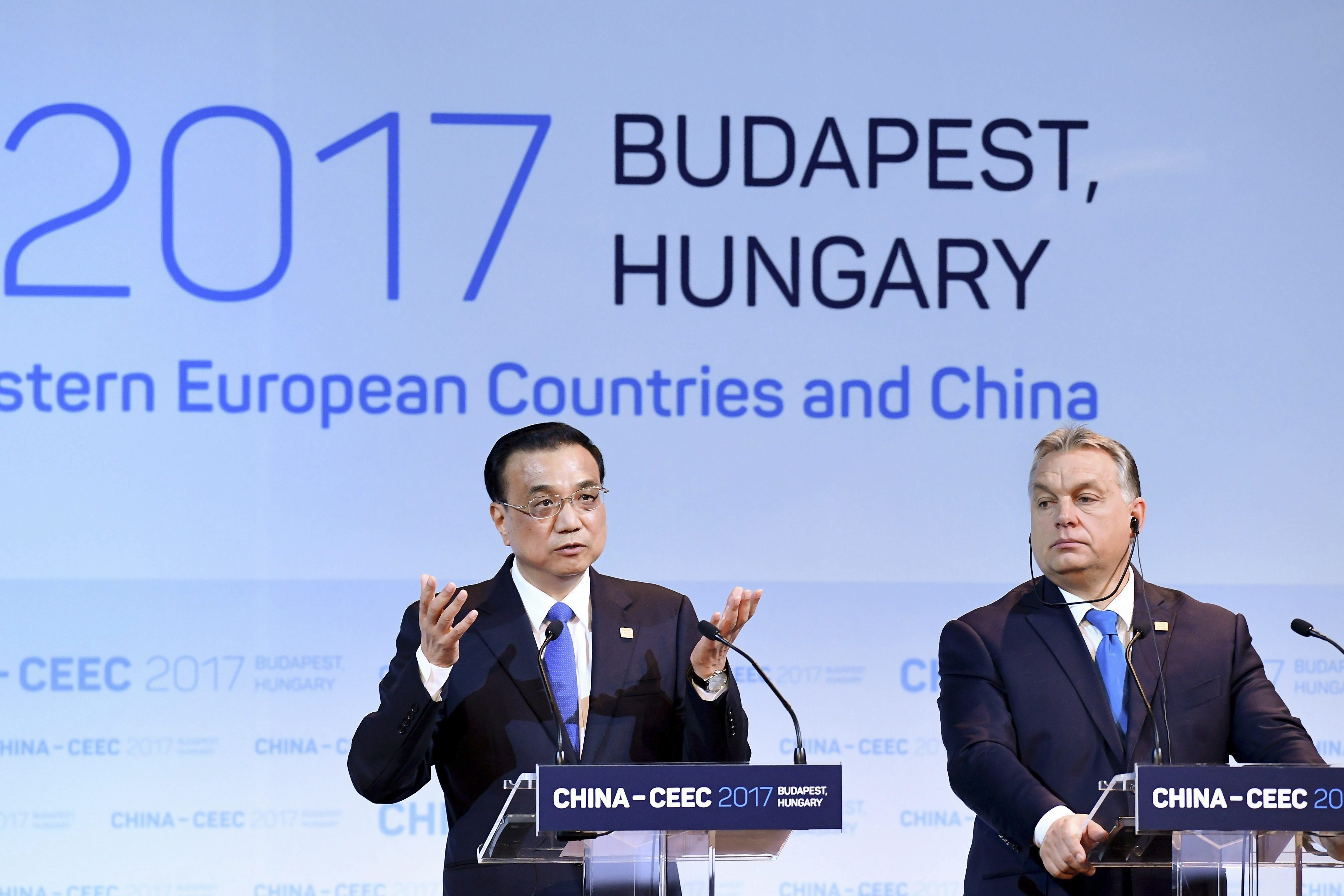 Китайският премиер Ли Къцян и унгарският Виктор Орбан на пресконференция след срещата в Будапеща