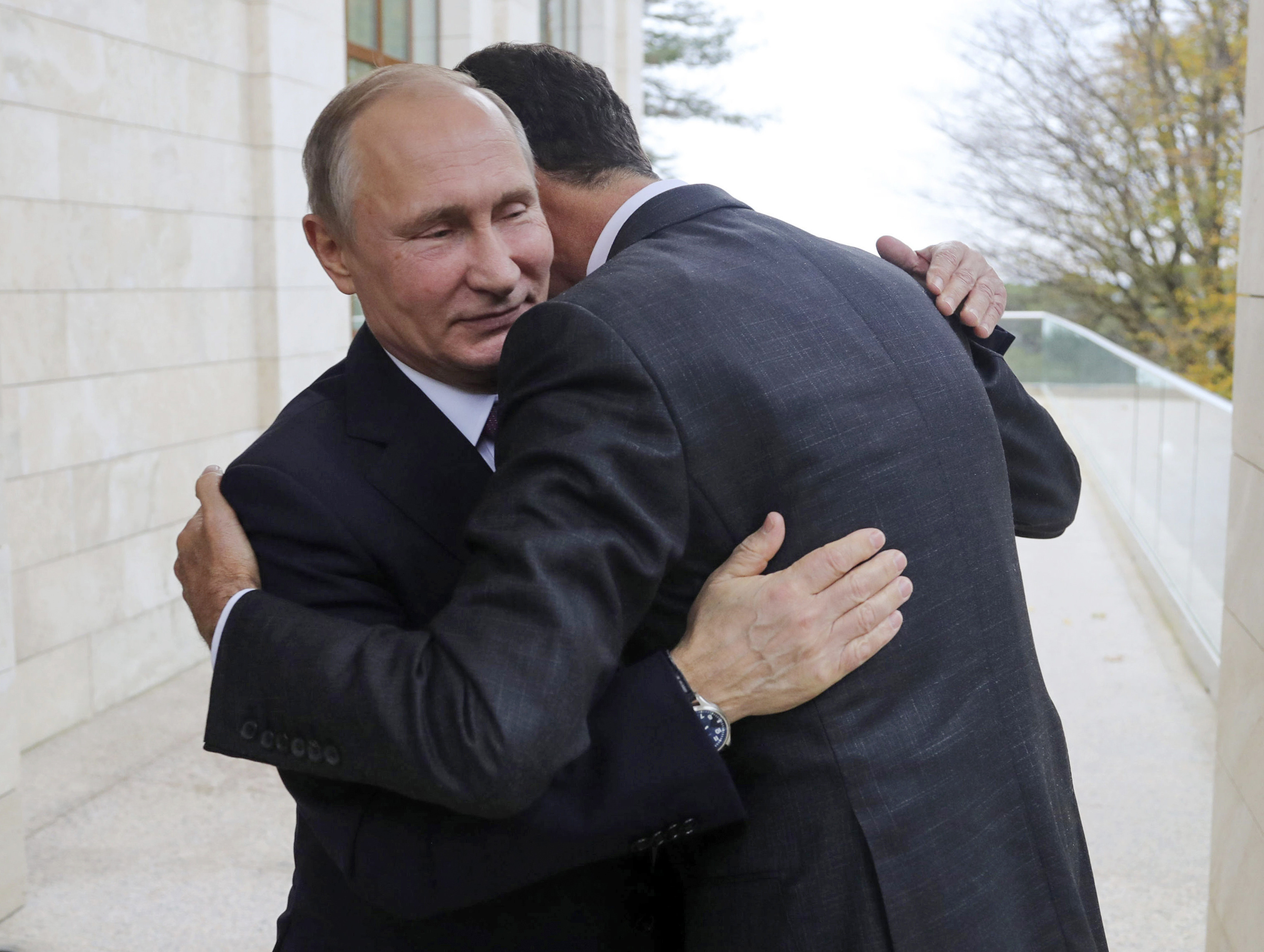 Прегръдка между Владимир Путин и Башар Асад от срещата им наскоро в Сочи