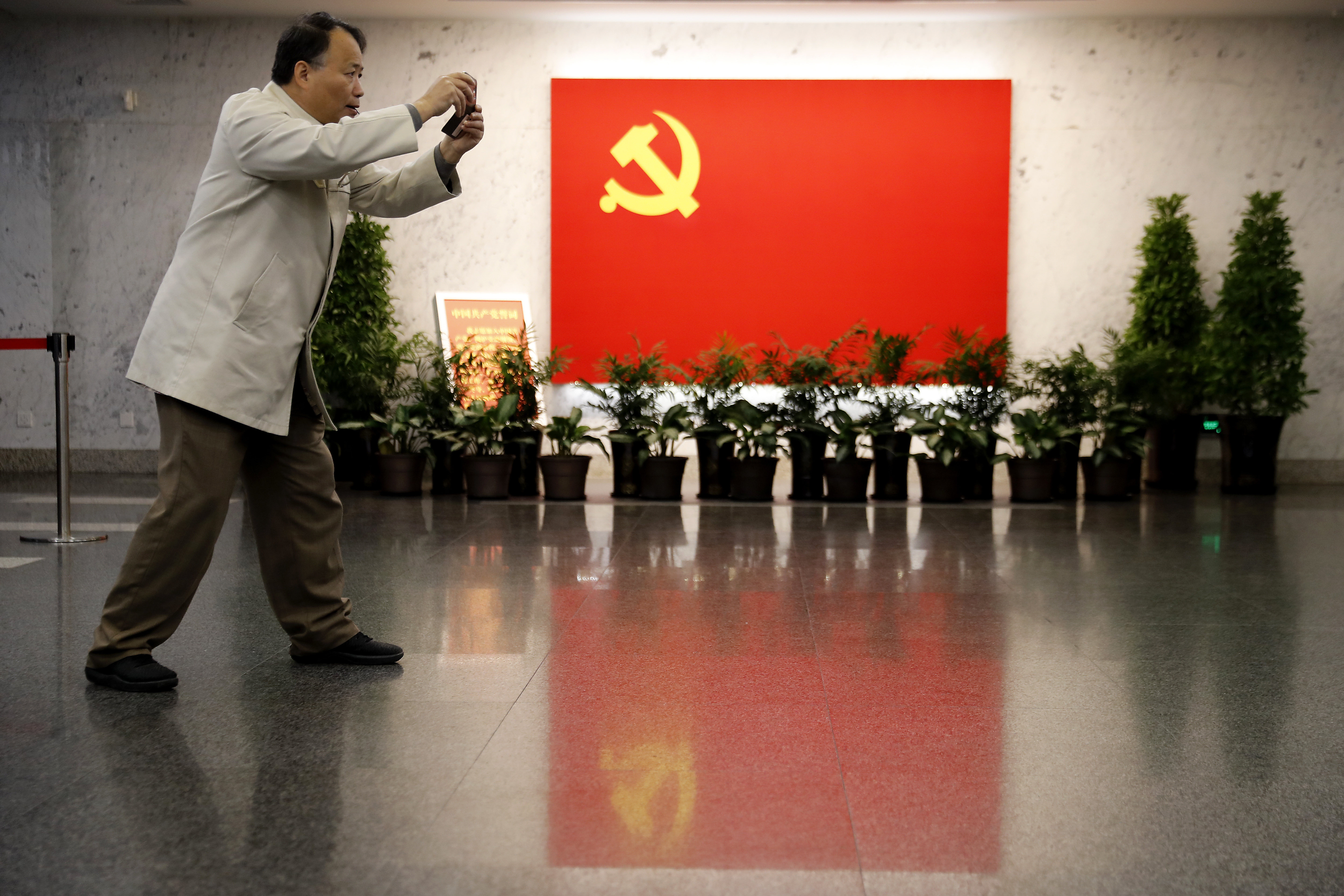 Китайската компартия се очиства от корумпираните си членове и затяга дисциплината