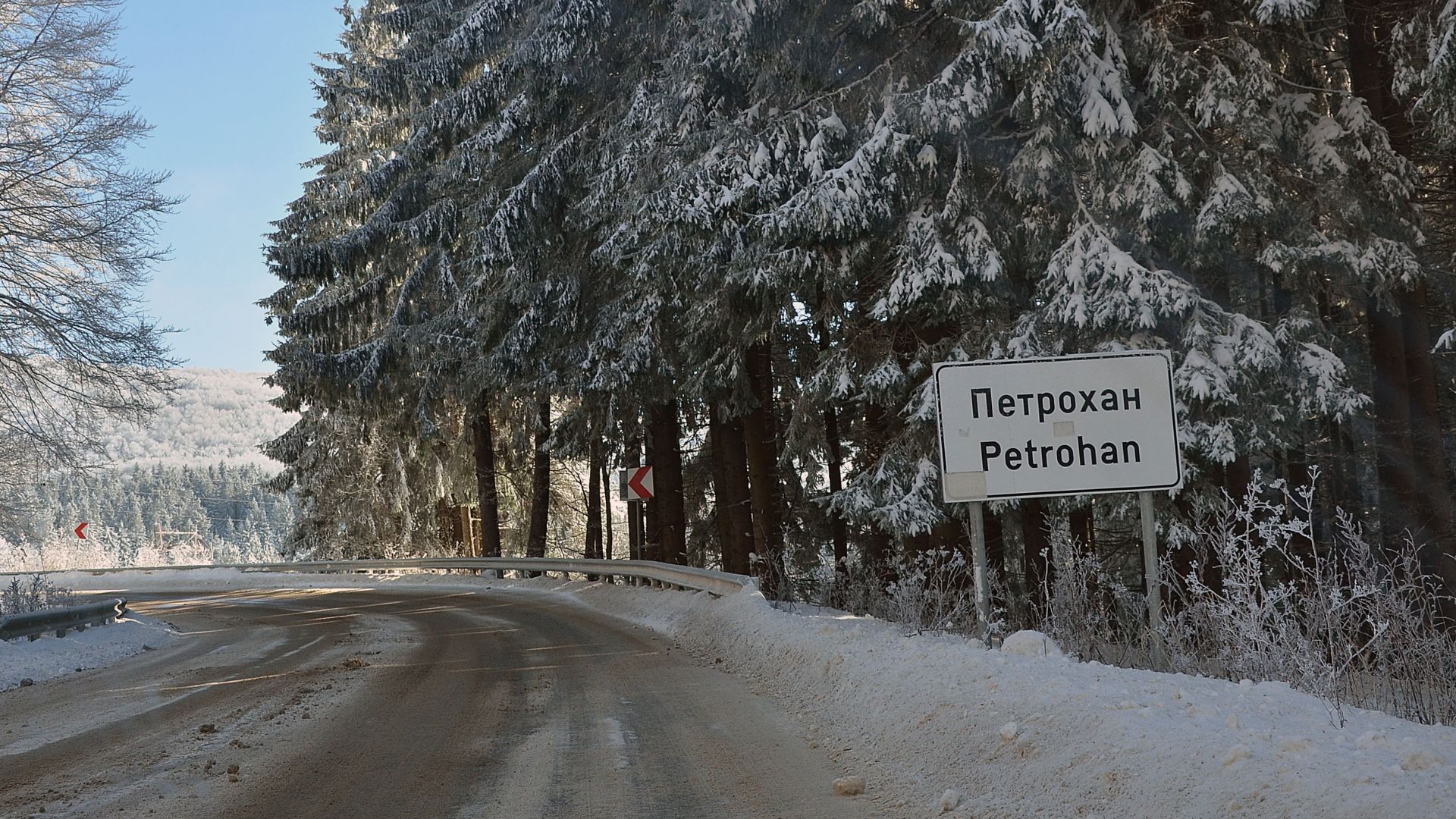 Натоварен трафик на прохода Петрохан където вече сняг вали но