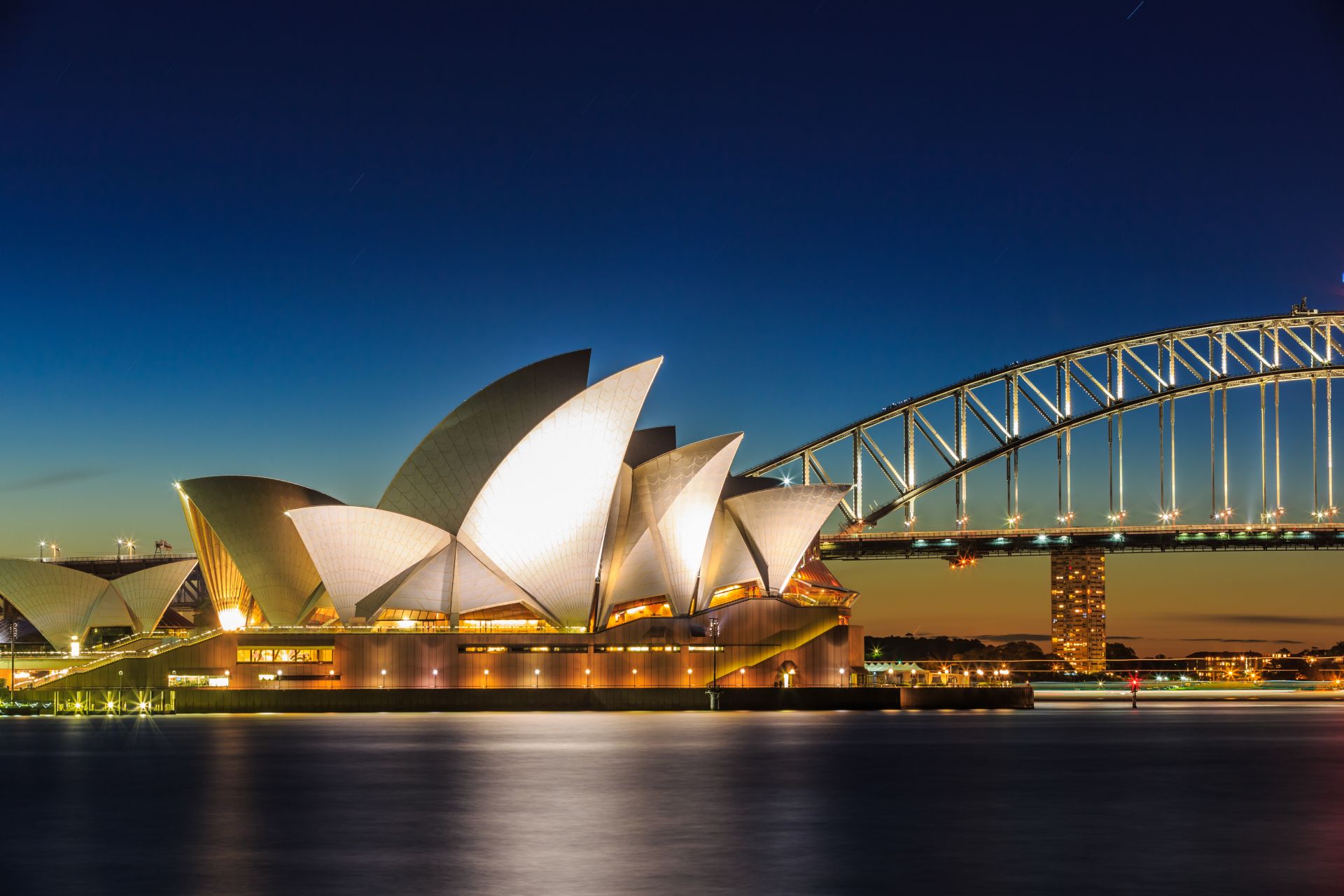 World famous places. Сиднейский оперный театр Австралия. Сиднейский оперный театр достопримечательности Сиднея. Город Сидней оперный театр. Город Сидней в Австралии достопримечательности.