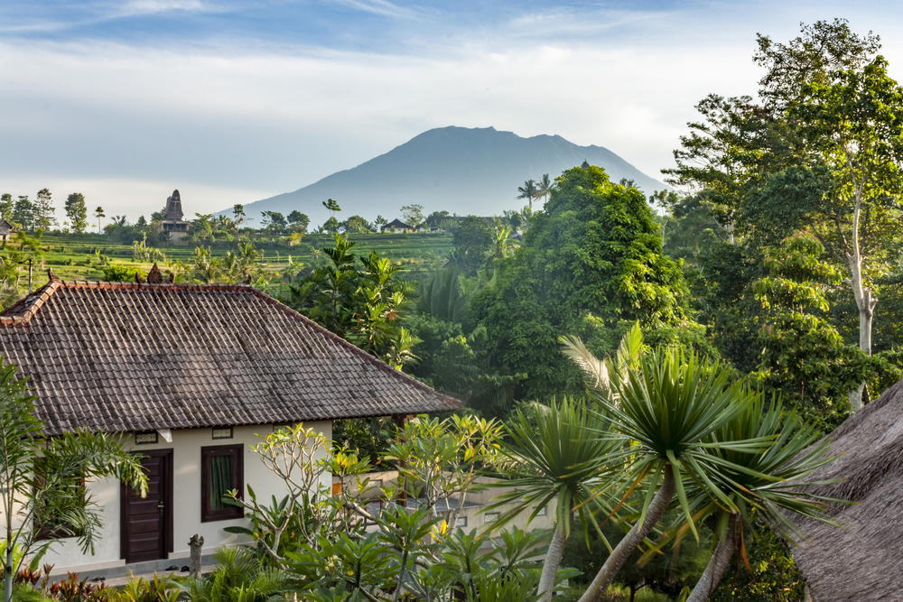 Спящият вулкан Агунг е красиво допълнение към тропическия пейзаж, но може да бъде опасен