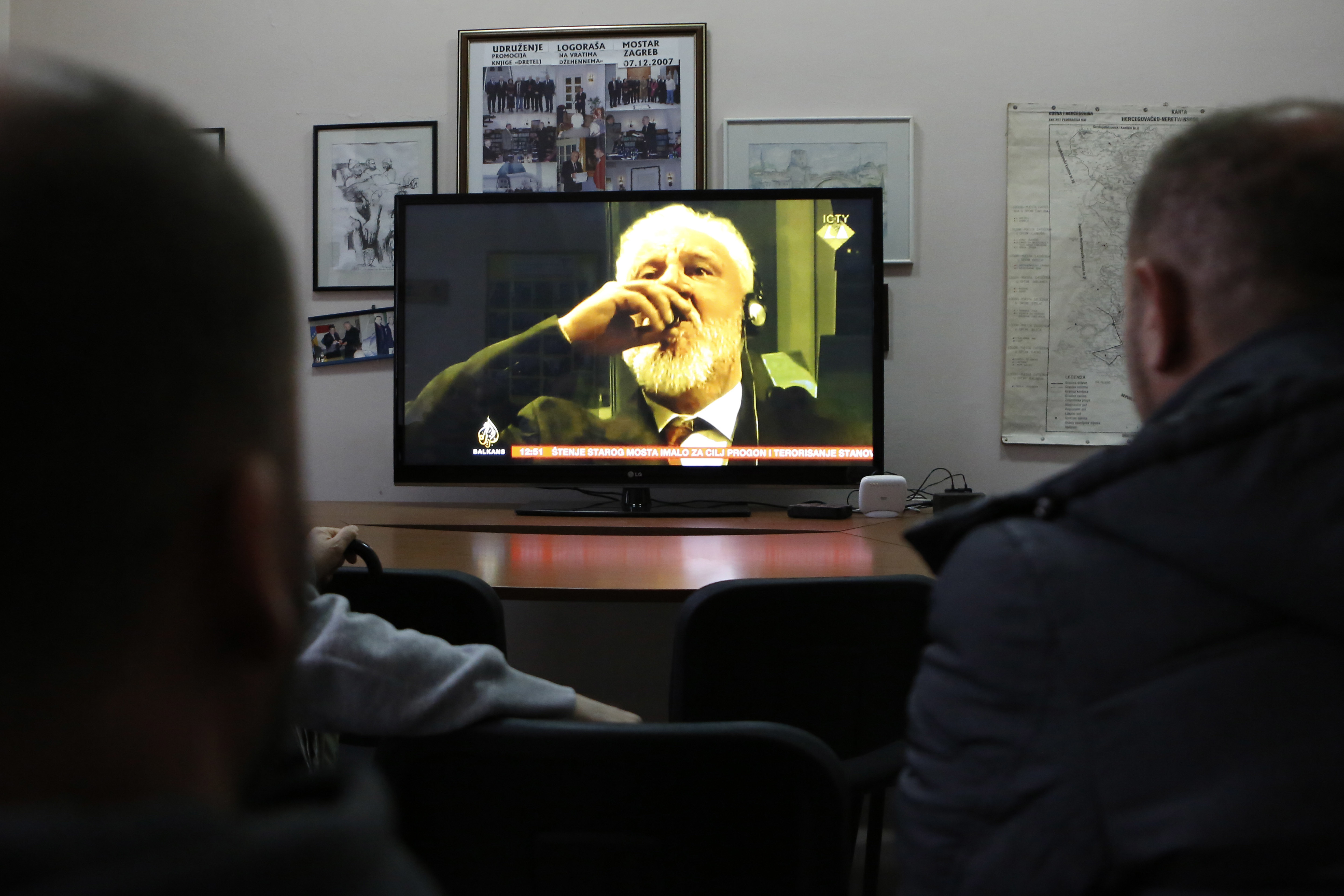 Босненските граждани наблюдават телевизионното предаване на живо от Международния наказателен съд за бивша Югославия (МНСБЮ) в Х
