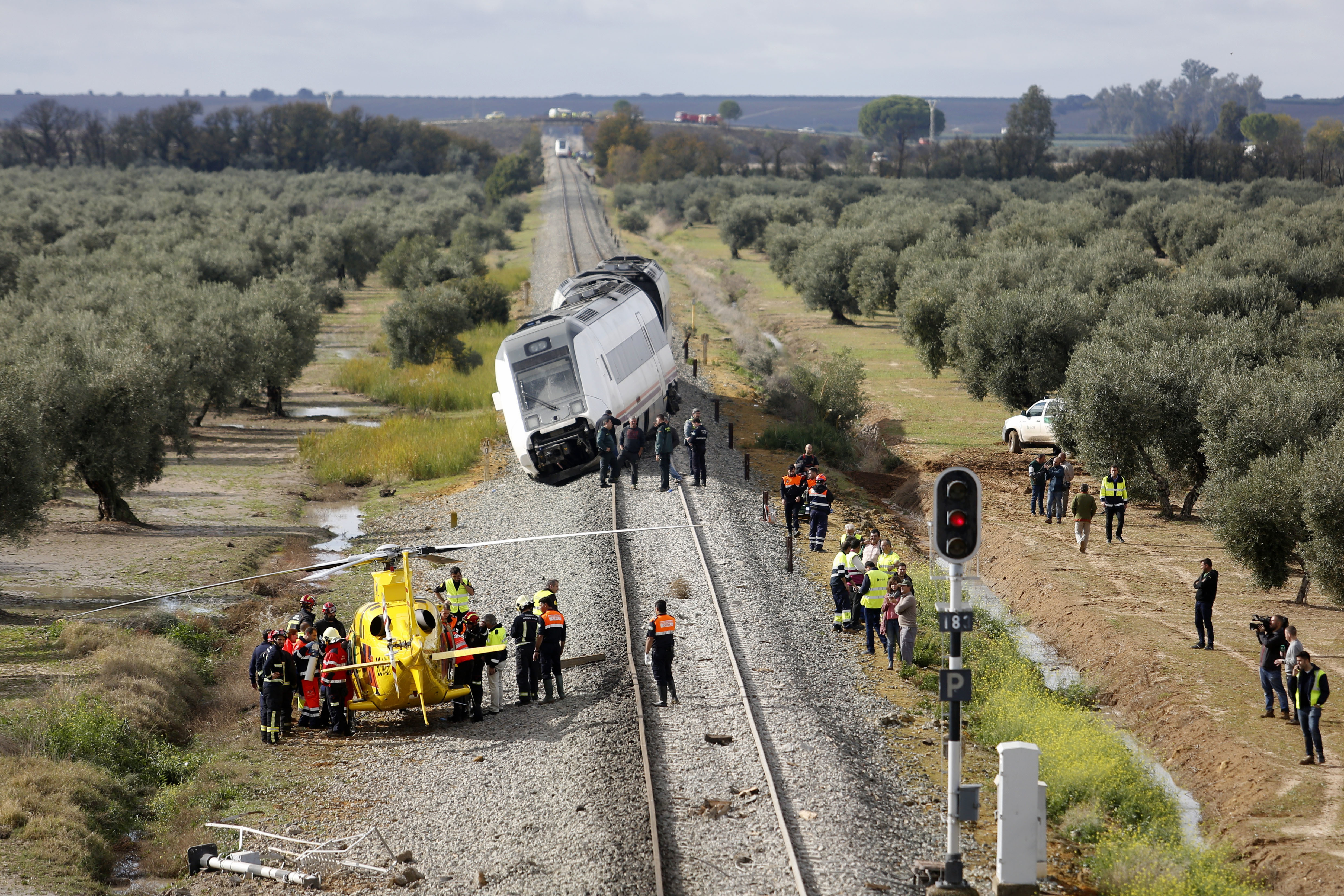 Влак дерайлира в Испания, десетки ранени (видео)