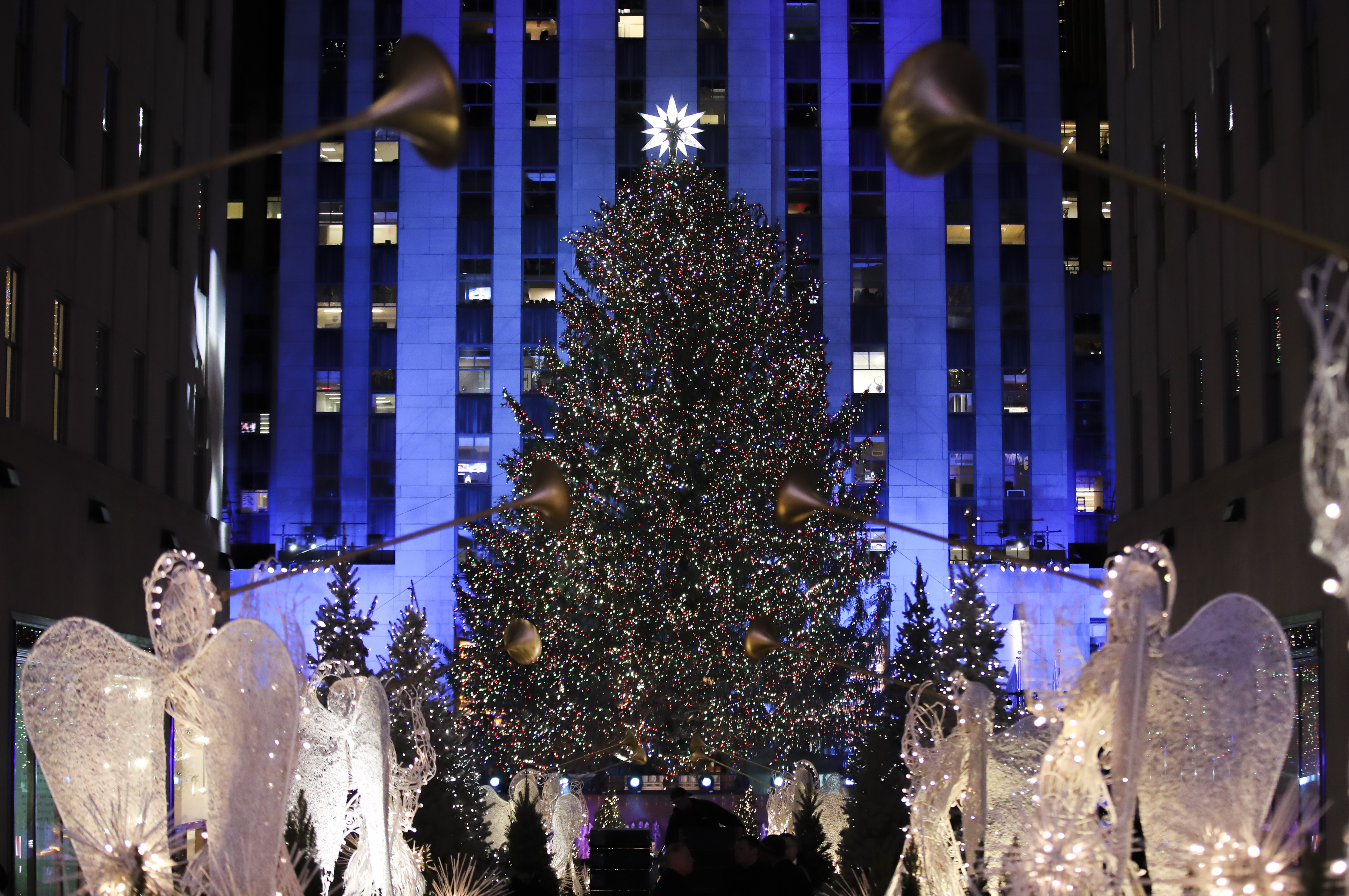 Главната коледна елха в Ню Йорк засия с 50 000 лампички