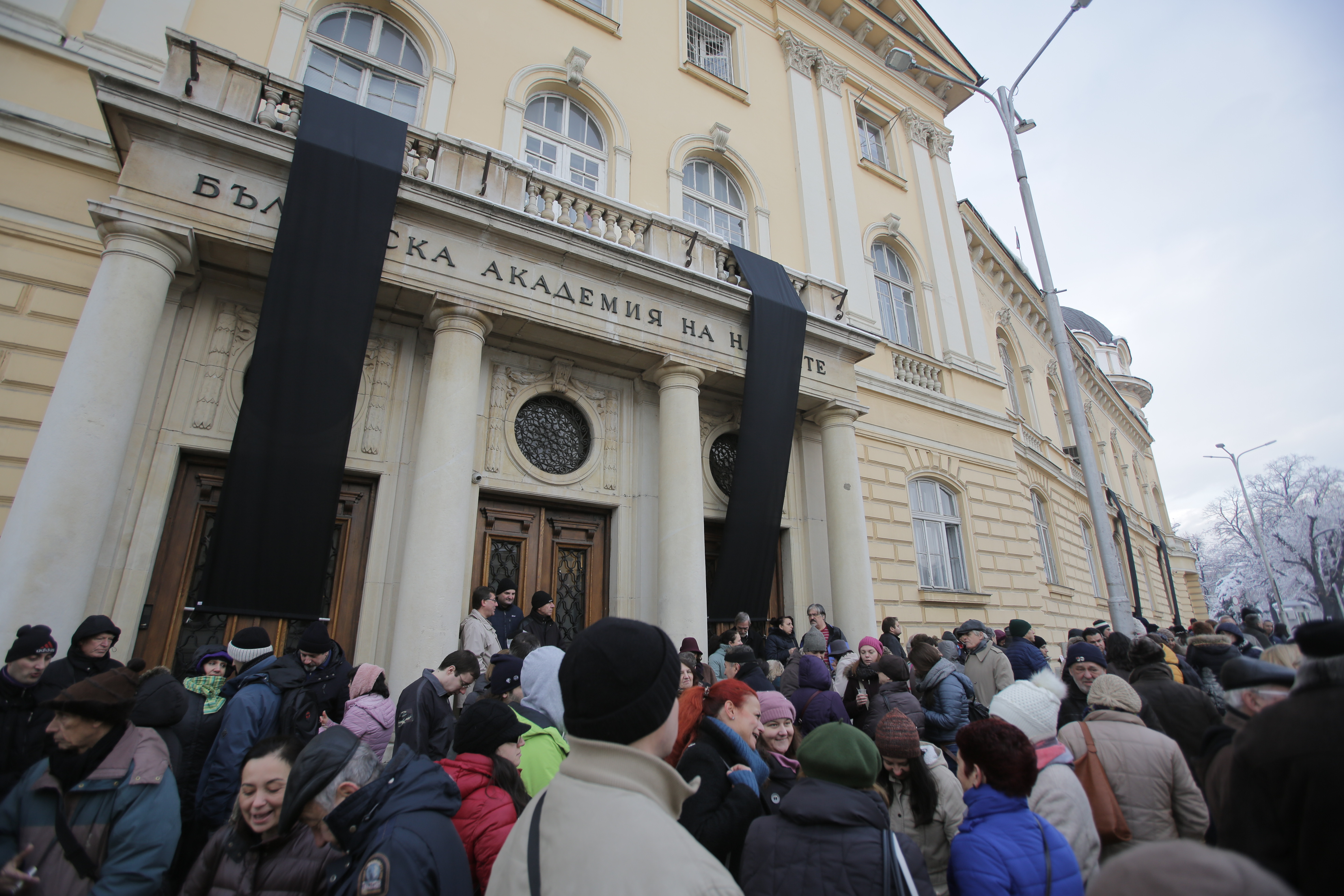 БАН спусна черни знамена в знак на протест срещу бюджета