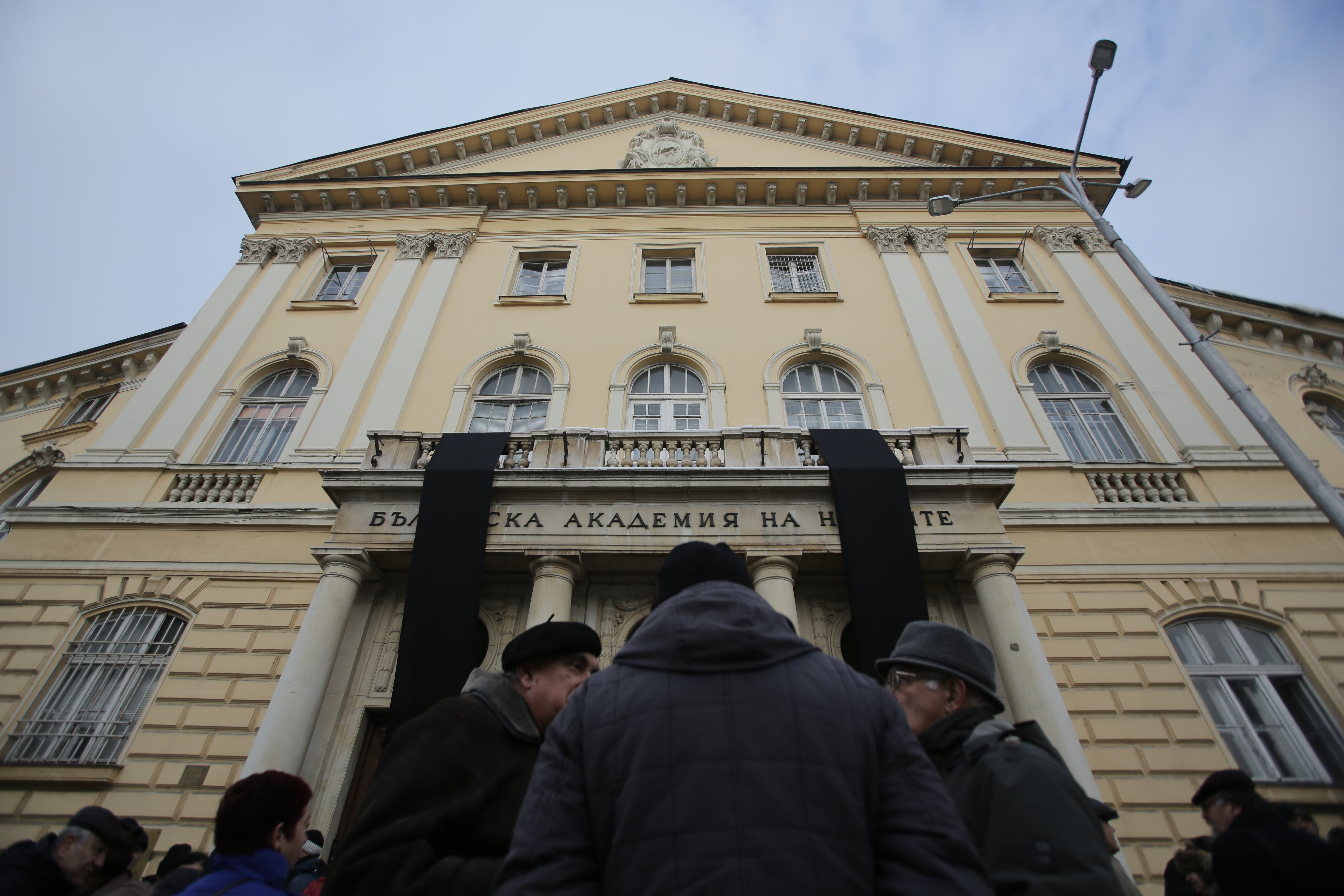 Учените излязоха на символичен протест