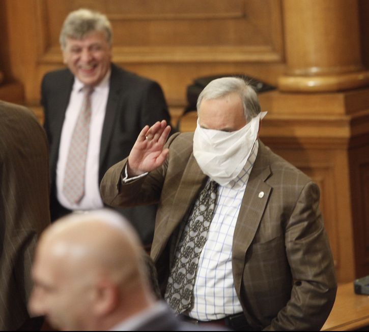 Депутатът от левицата Славчо Велков отвърна като покри цялото си лице с кърпа