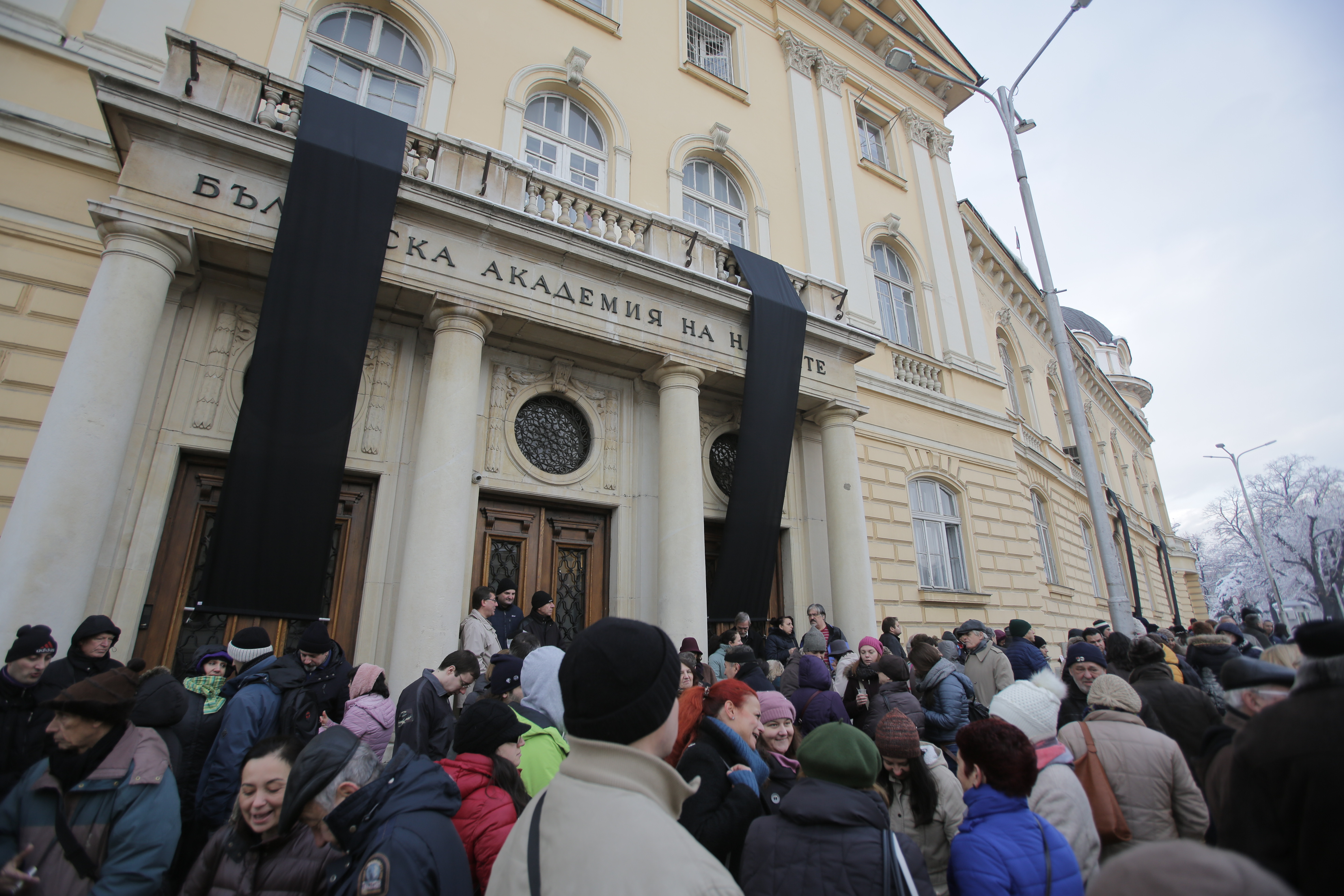 Миналата седмица учените от БАН протестираха с черни знамена заради ниския бюджет