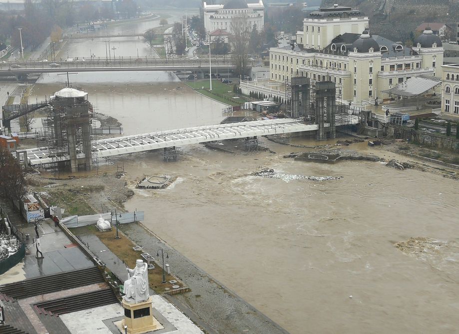 Вардар наводни района около сградата на македонското правителство