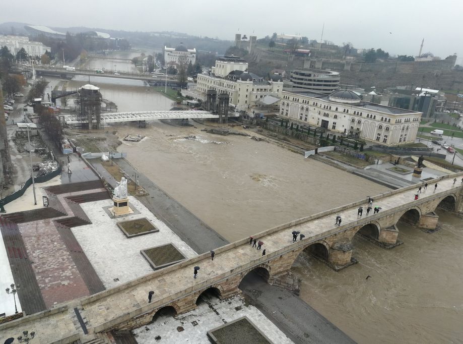 Вардар наводни района около сградата на македонското правителство