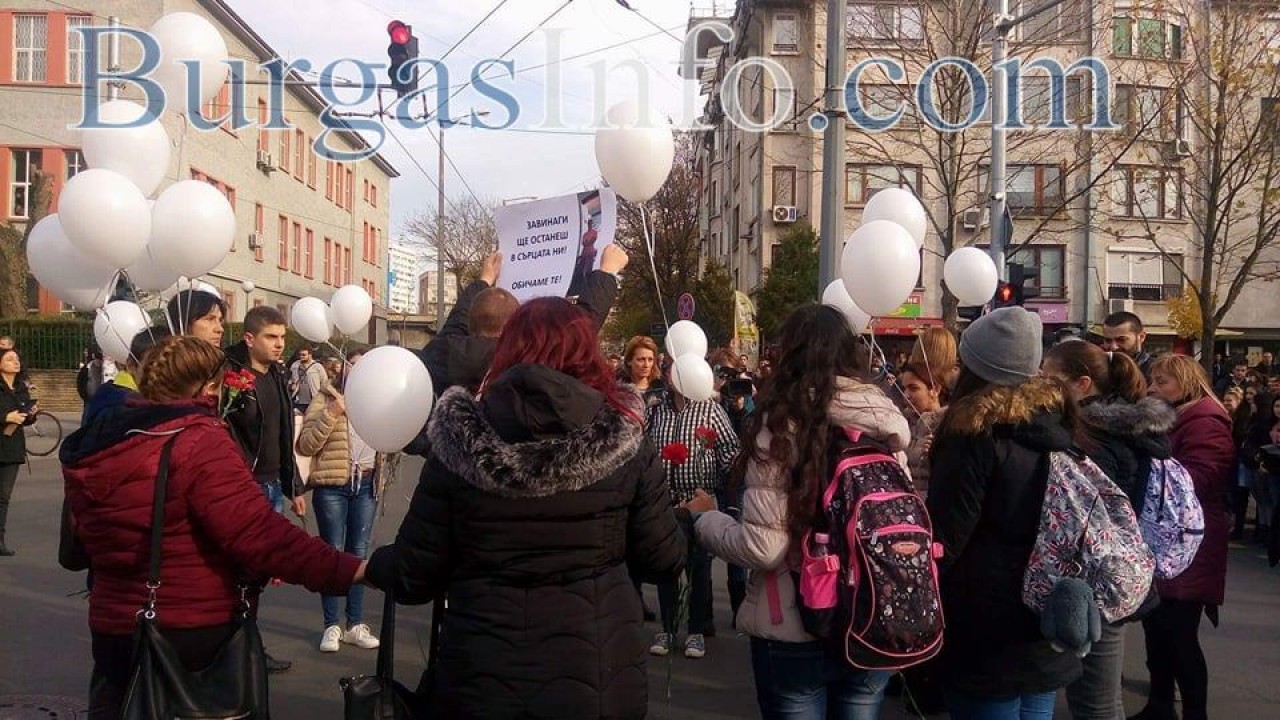Съученици на убития Костадин блокираха булевард