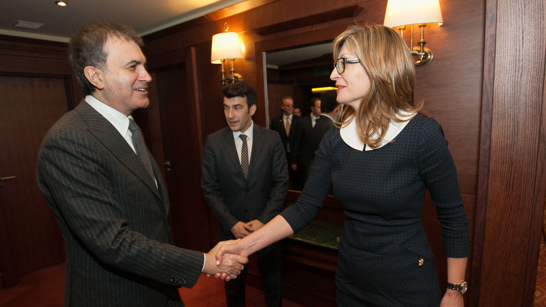 Министърът на външните работи Екатерина Захариева се срещна с колегата си от Турция Йомер Челик