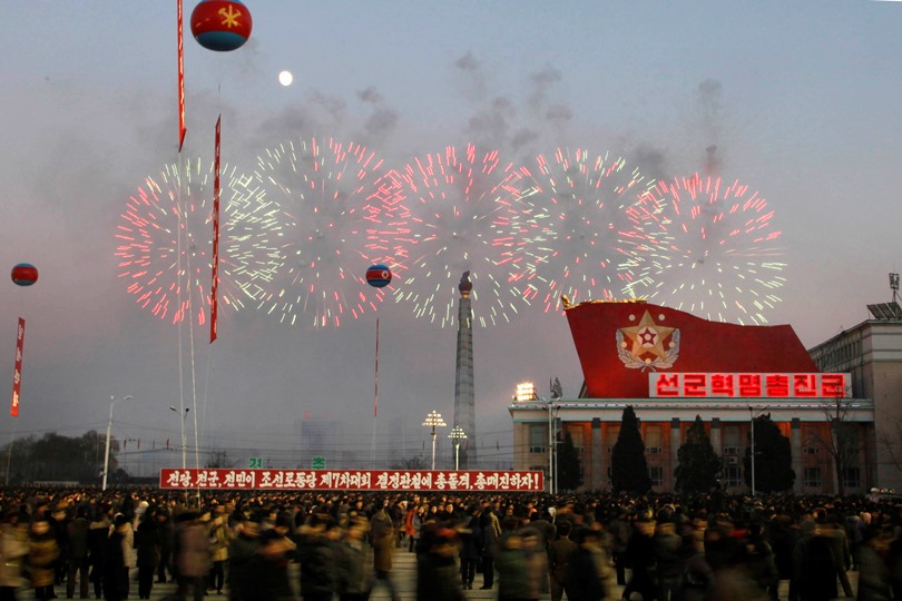 Пхенян пищно отбеляза изстрелването на ракета