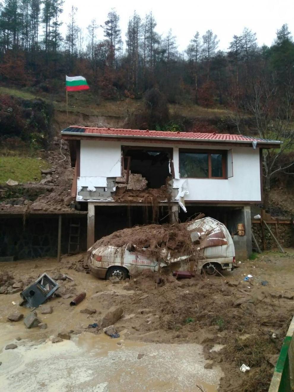 Разследват смъртта на ловеца, затрупан от свлачище в хижа