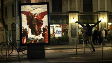 Французин смени уличните реклами с картини на класиците