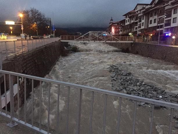 Водите в речните корита са повишени, но няма преливане на водоеми