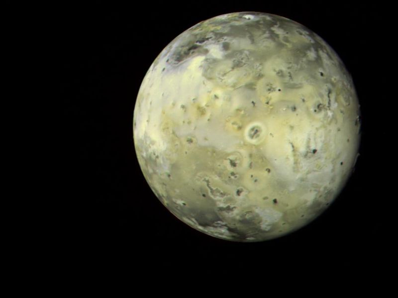 Вулканичната луна на Юпитер - Йо, заснета от Voyager-1