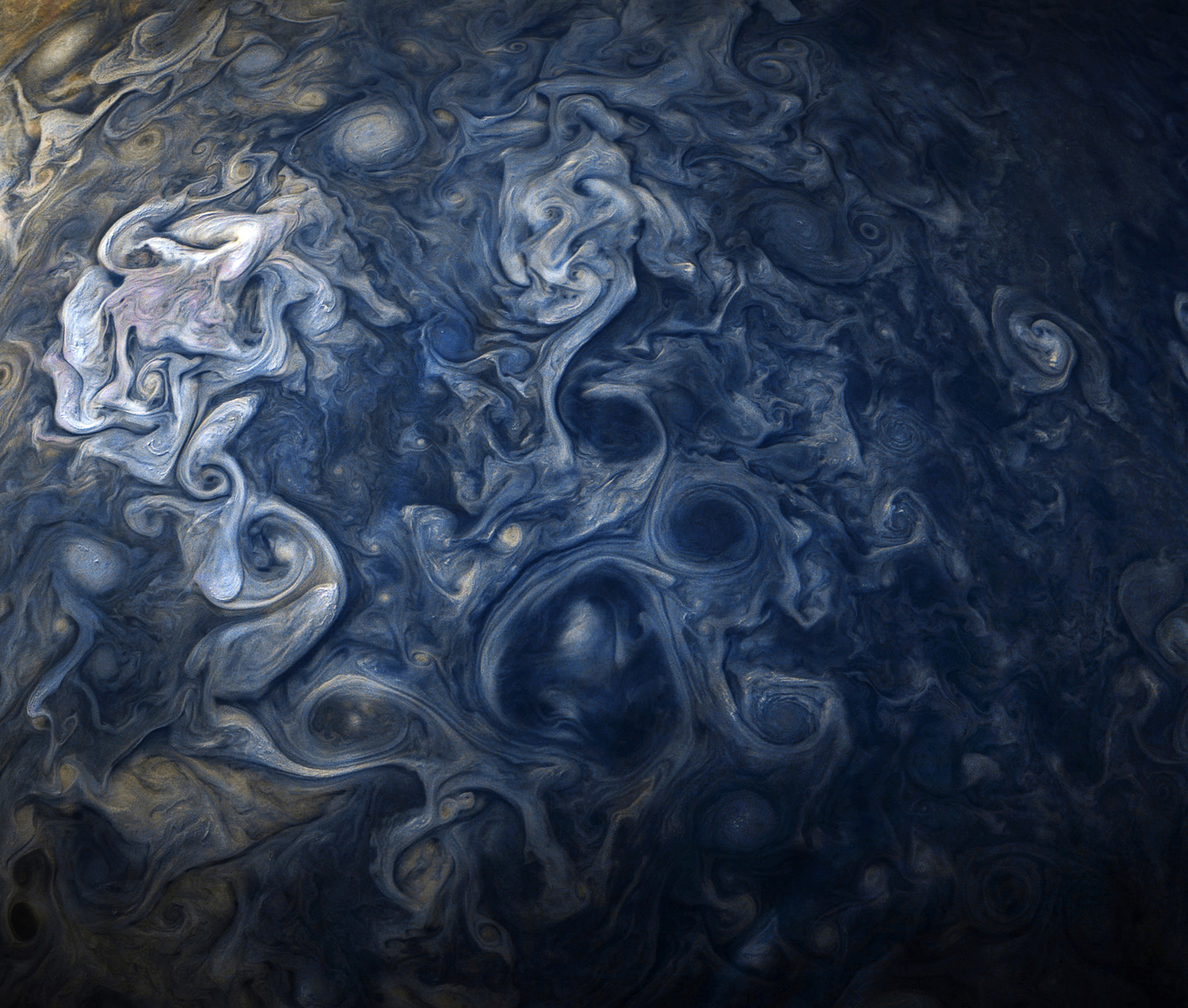 НАСА публикува необичайна снимка от Юпитер