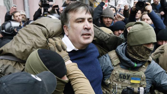 Обиск и зрелищен арест на Саакашвили в Киев