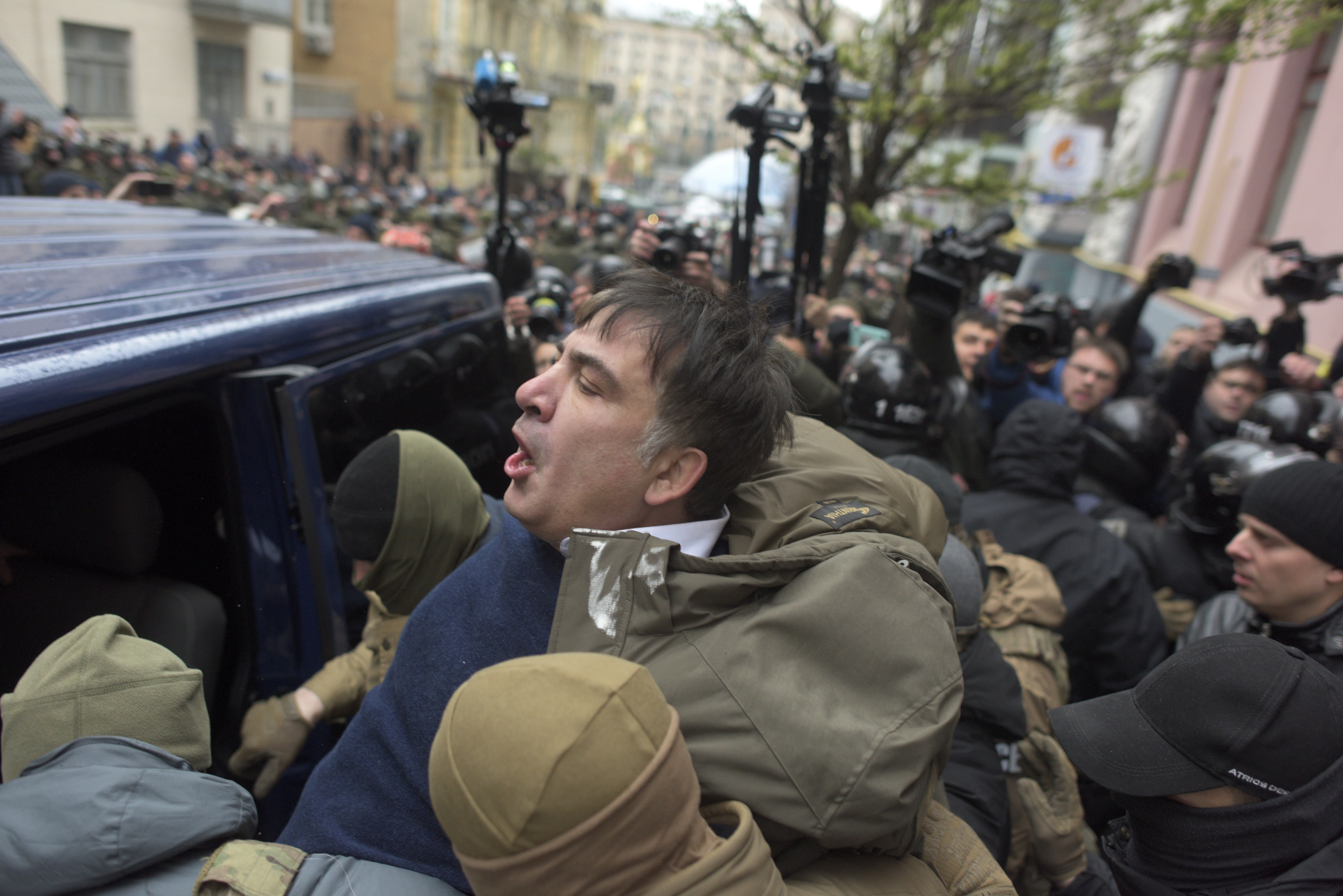 Привържениците на Михаил Саакашвили го освободиха от полицейски микробус, който трябваше да го откара в ареста