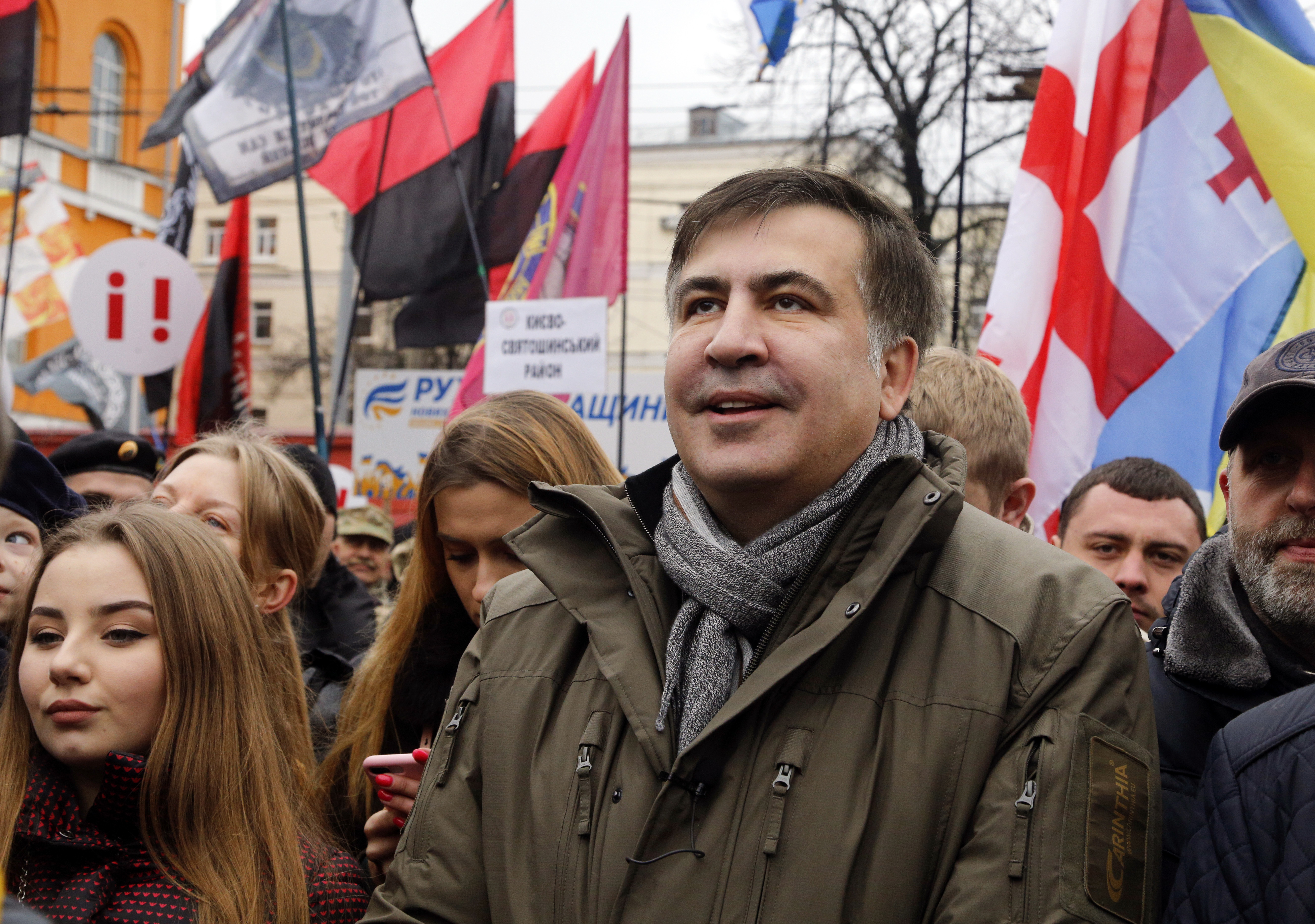 В неделя Саакашвили призова украинците да организират протестен лагер на централния площад в Киев