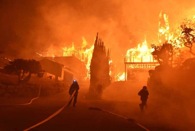 Хиляди хора евакуирани заради страховит пожар (видео)