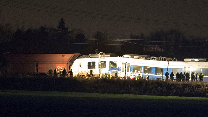 Пътнически влак е ударил товарен, има десетки ранени