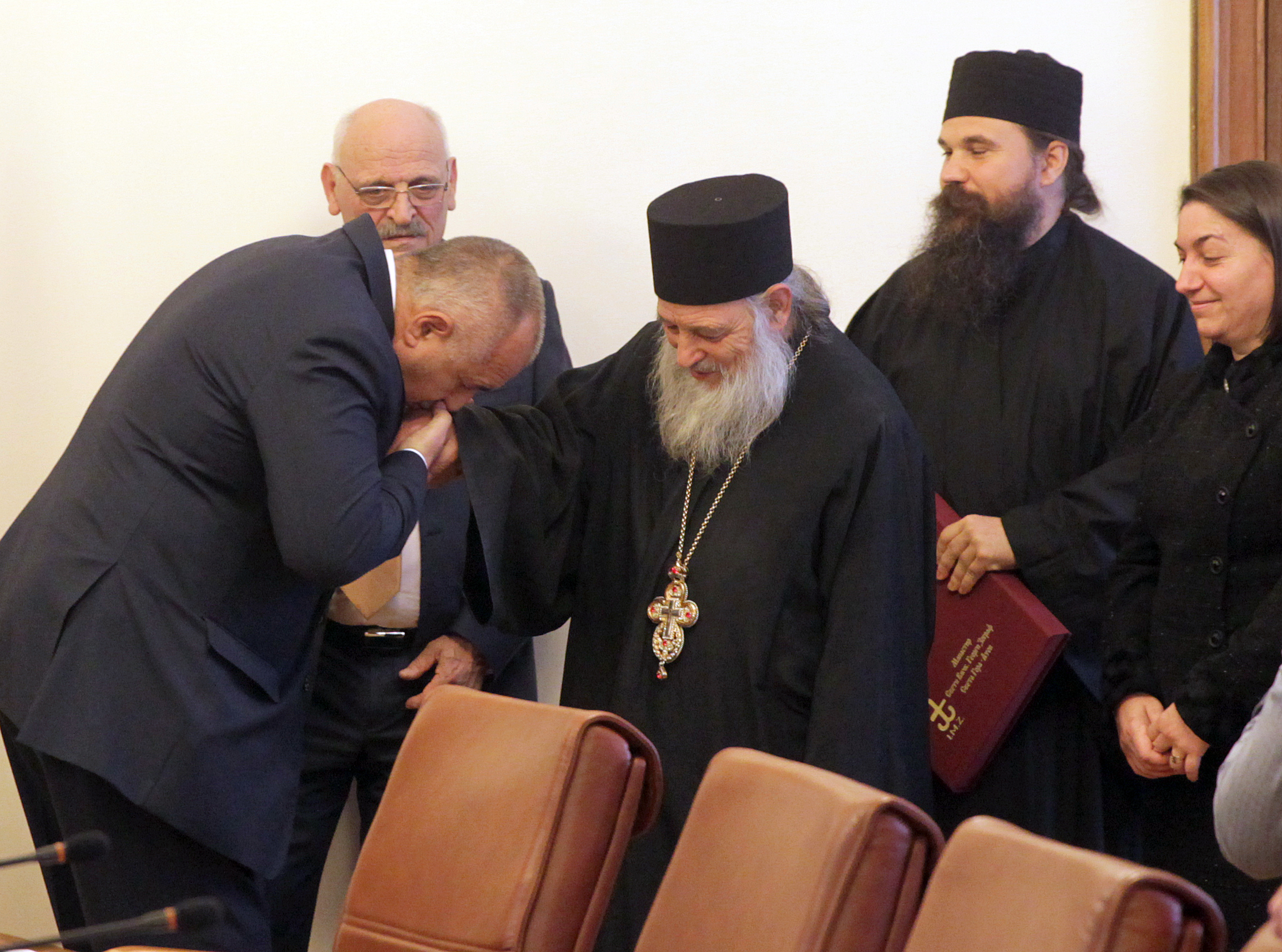 Бойко Борисов целува ръка на игумена на Зографския манастир архимандрит Амвросий