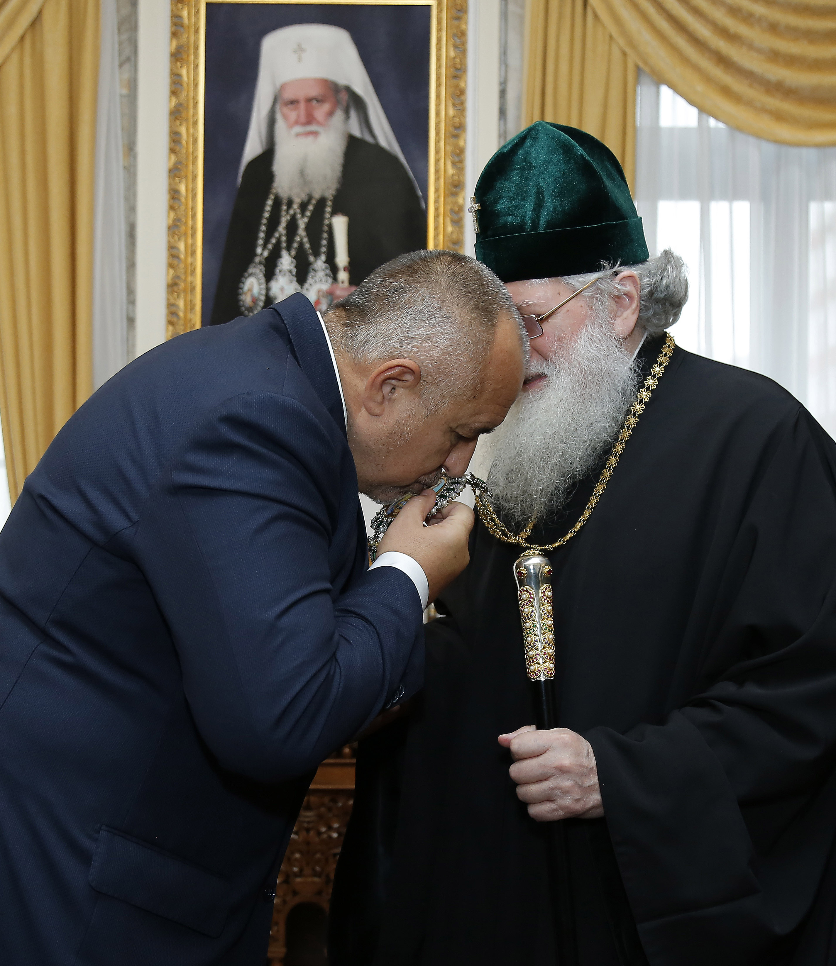 Премиерът Бойко Борисов целува кръста на патриарх Неофит
