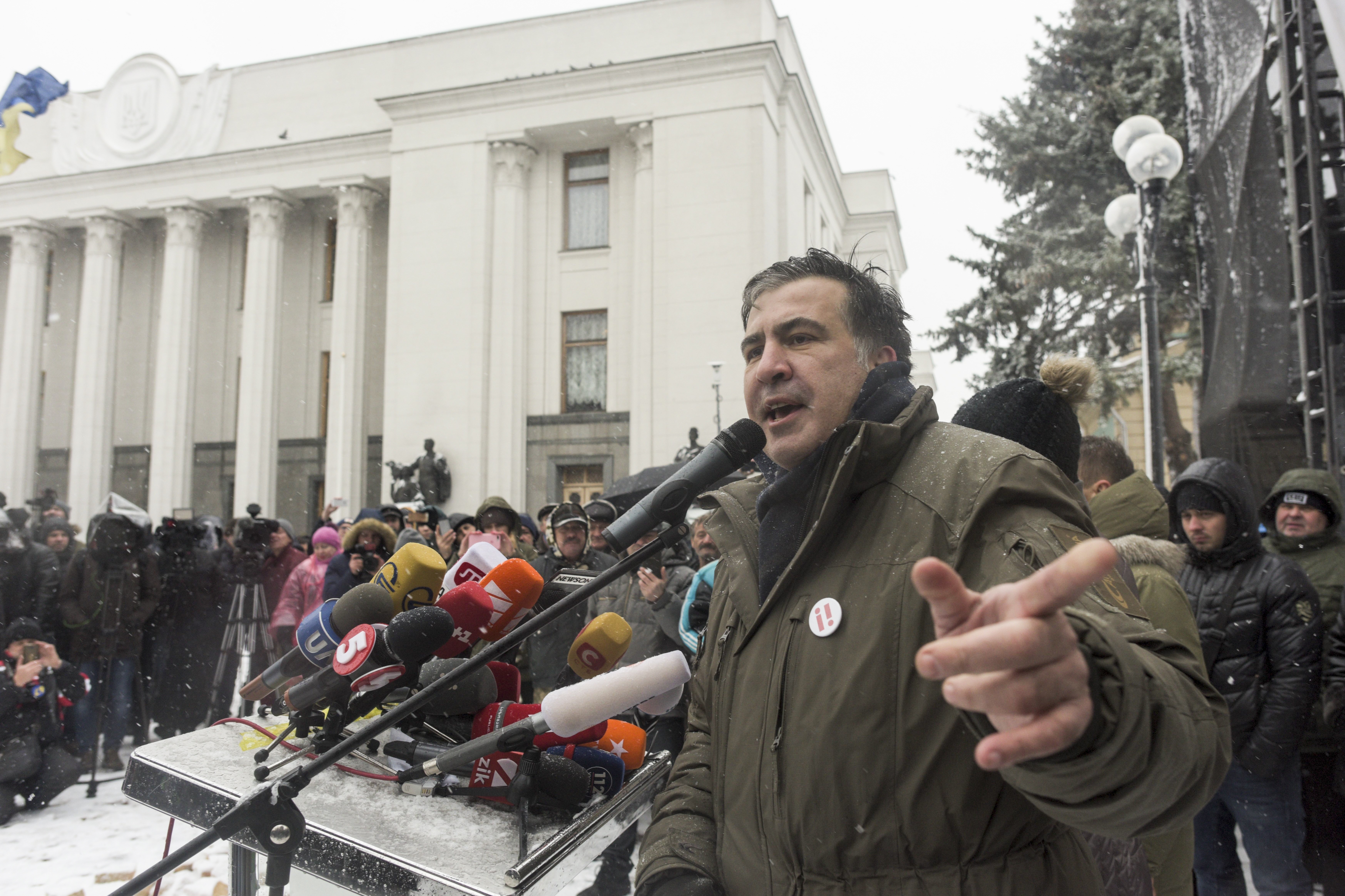 Бившият грузински президент Михаил Саакашвили държи реч пред свои поддръжници пред украинския парламент в Киев