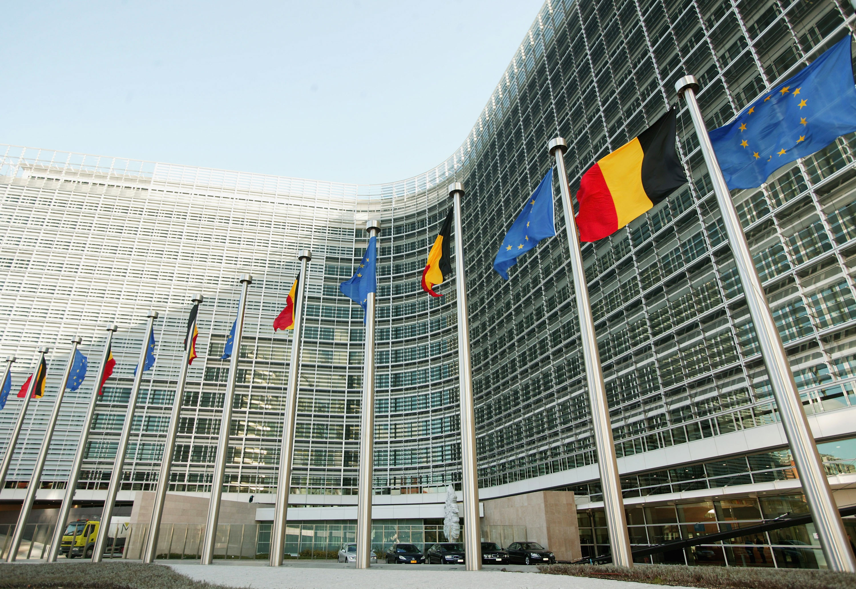 Комисията реши също да подаде иск в Европейския съд срещу Унгария заради приетите от нея спорни закони за НПО