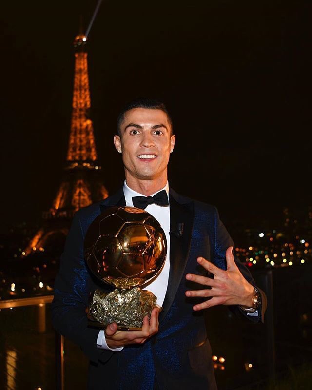 Кристиано Роналдо с петте му ”Златни топки” е някъде там, в подножието и около върха във футболната история.