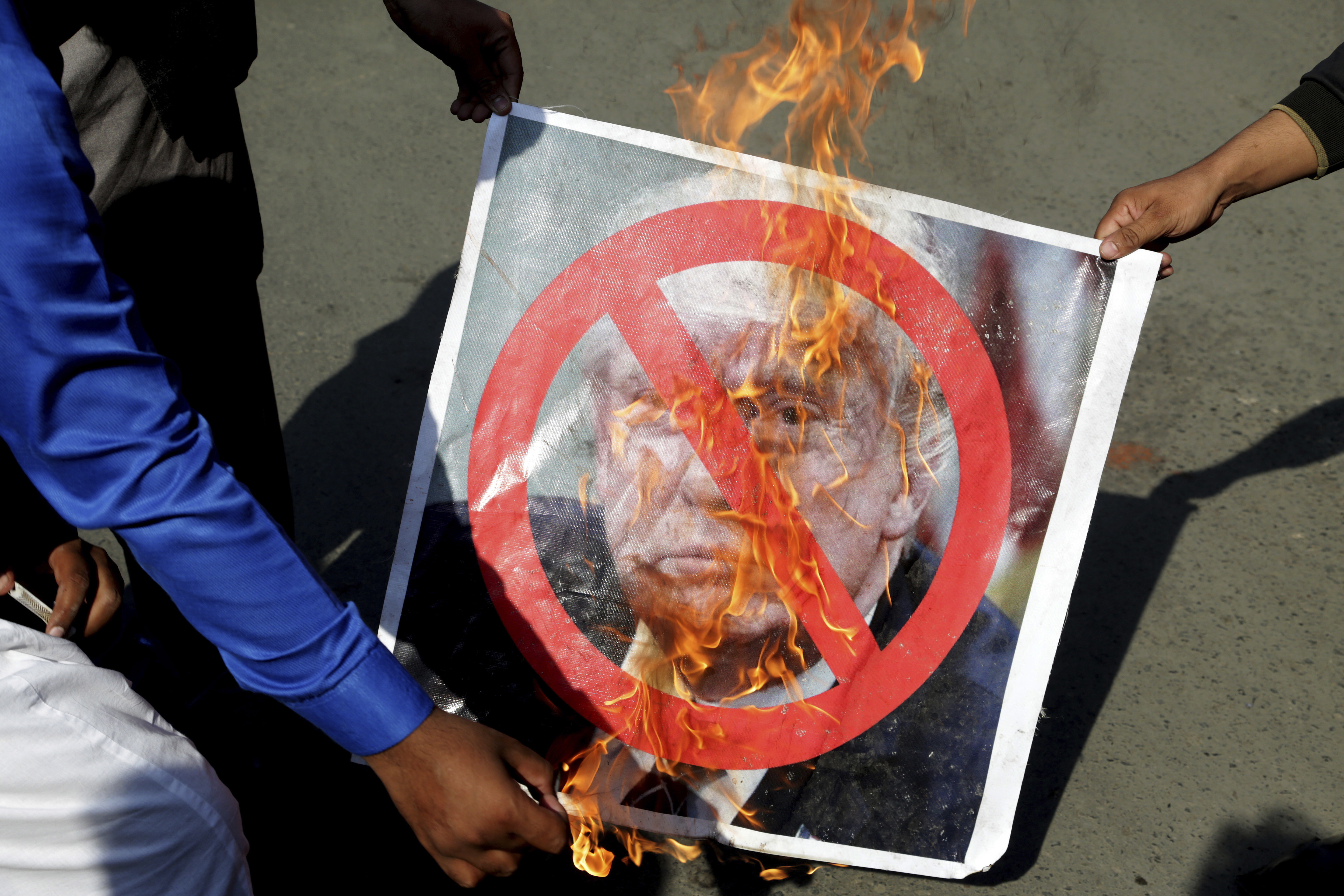 Портрет на Тръмп беше запален по време на протеста