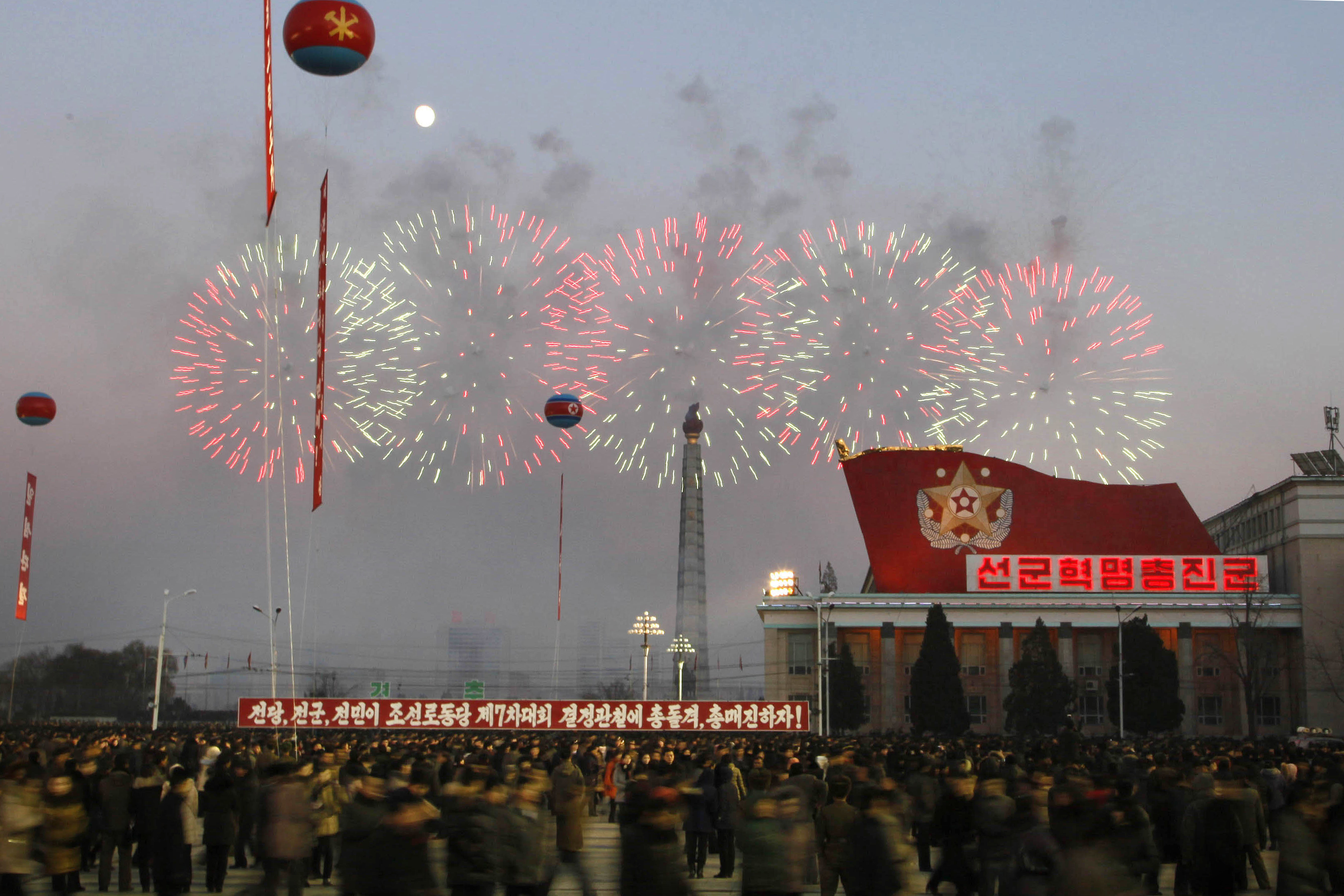 Пищните тържества с фойерверки в подкрепа на ”великия вожд” са нещо обичайно в Северна Корея...