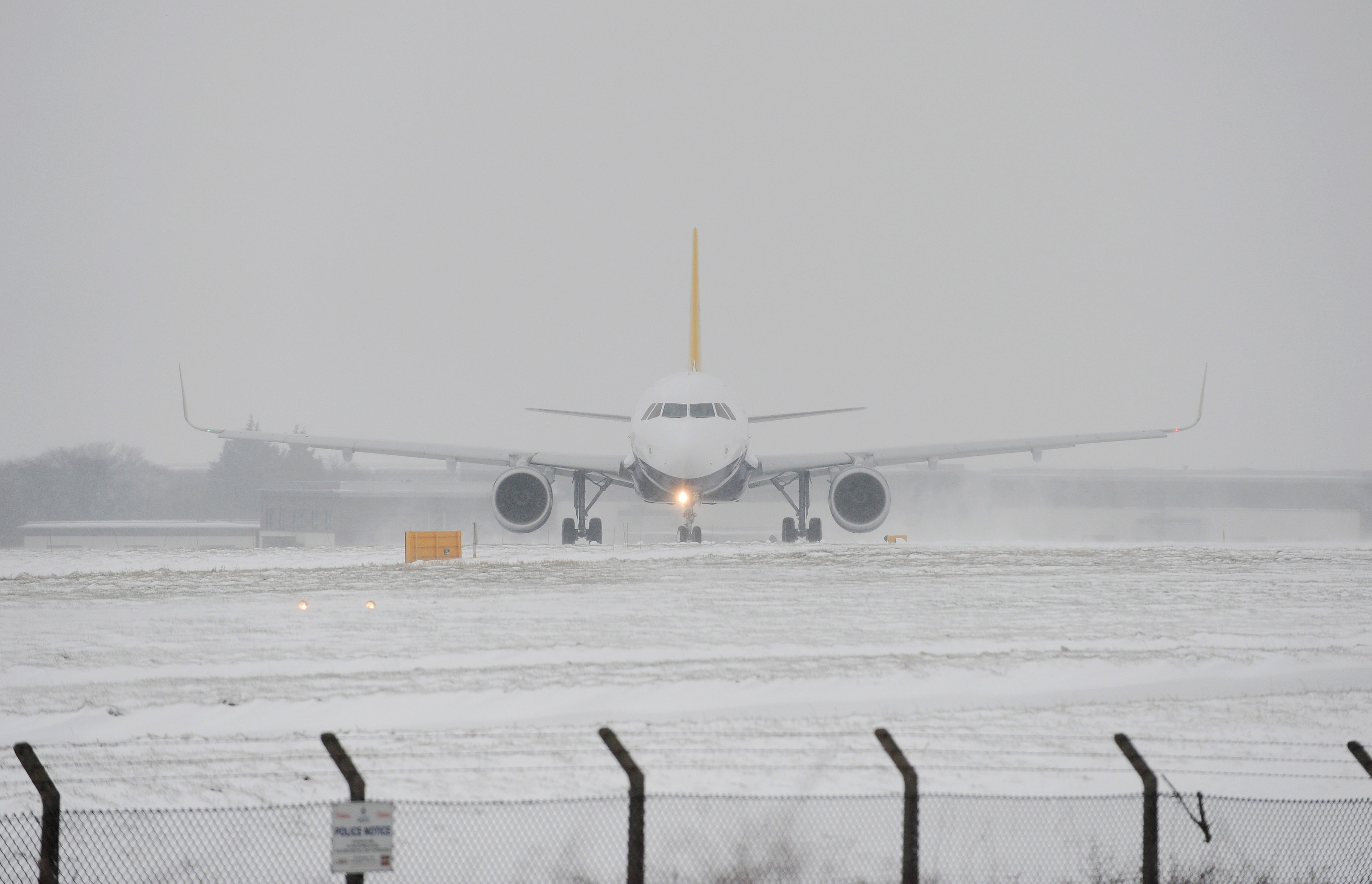 Летищата в Бирмингам, Манчестър и Белфаст изпитват проблеми заради силния снеговалеж