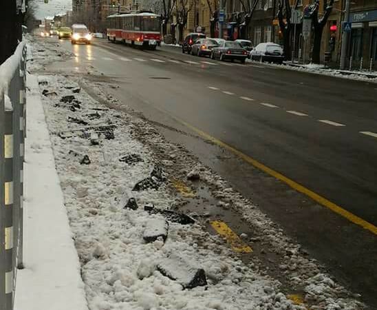 Снегорин помля ограничителите на велоалеята на бул. Дондуков