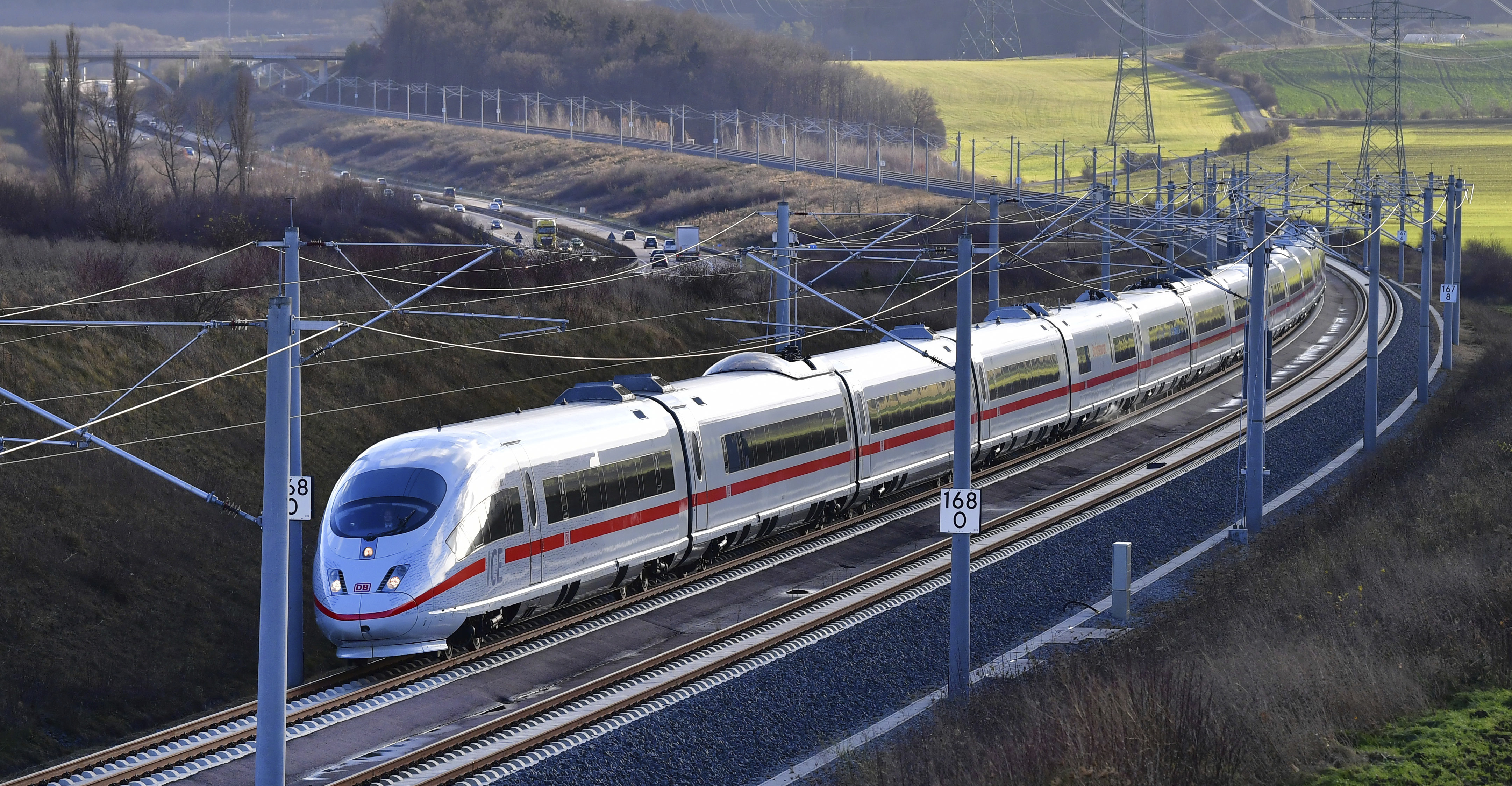 ”Първият редовен И Це Е (ICE - Intercity Express - междуградски експрес) по новия маршрут пристигна в Мюнхен една минута по-рано