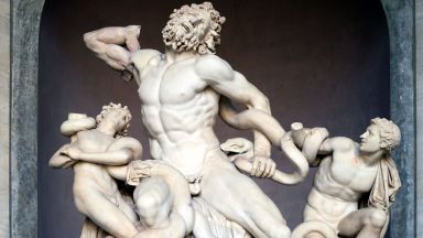 Експерти умуват защо са малки пенисите на древните мъжки статуи