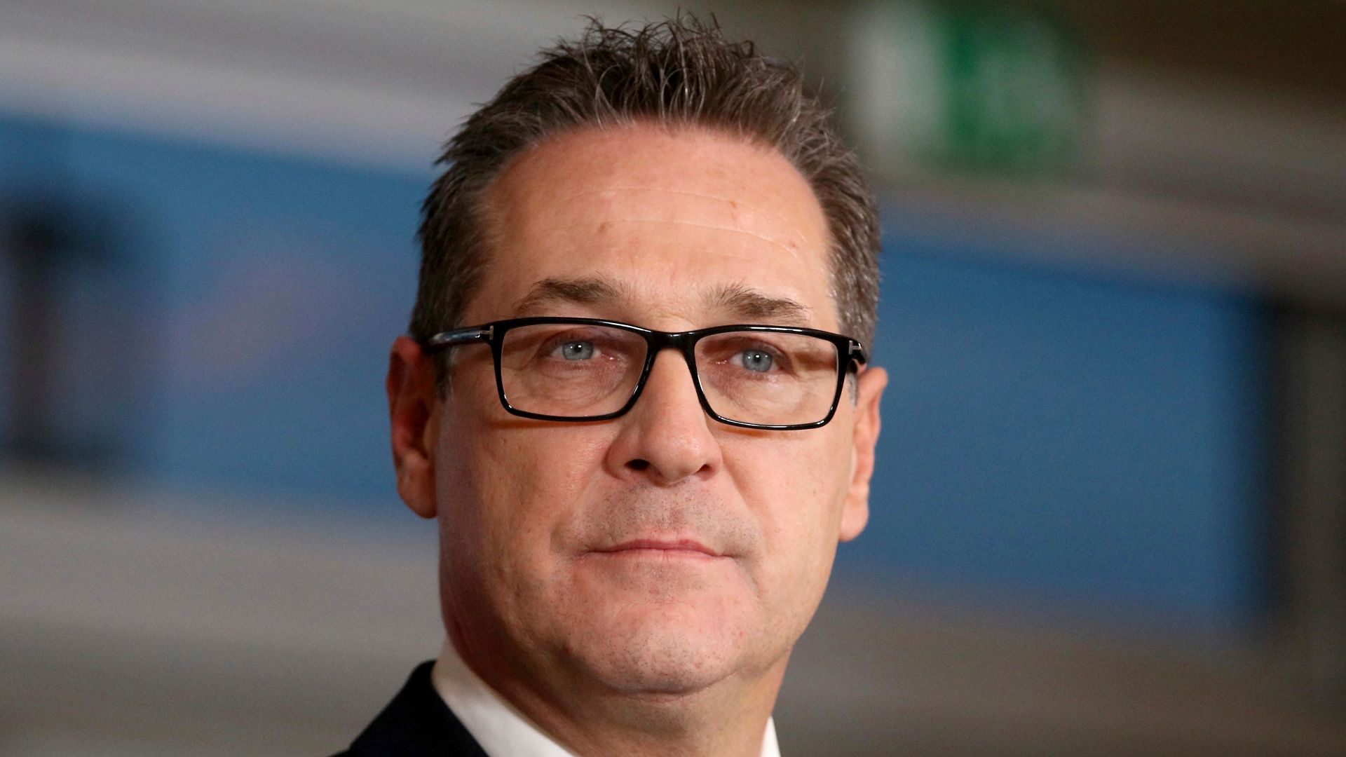 Обличайки костюма на австрийски вицеканцлер той искаше да забрави времето