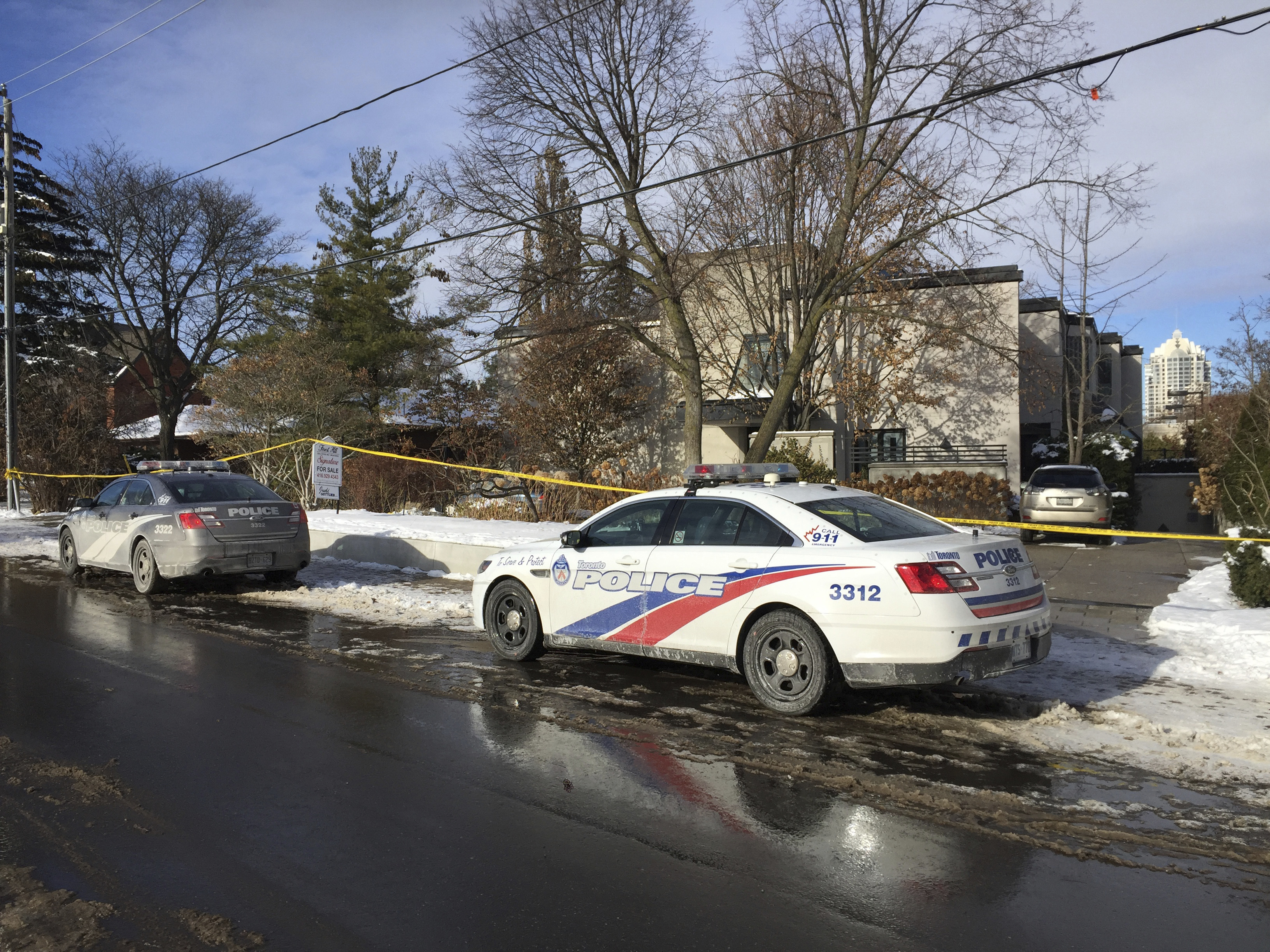 Полицейски коли пред дома в Торонто на милиардера Бари Шърман и съпругата му, намерени мъртви