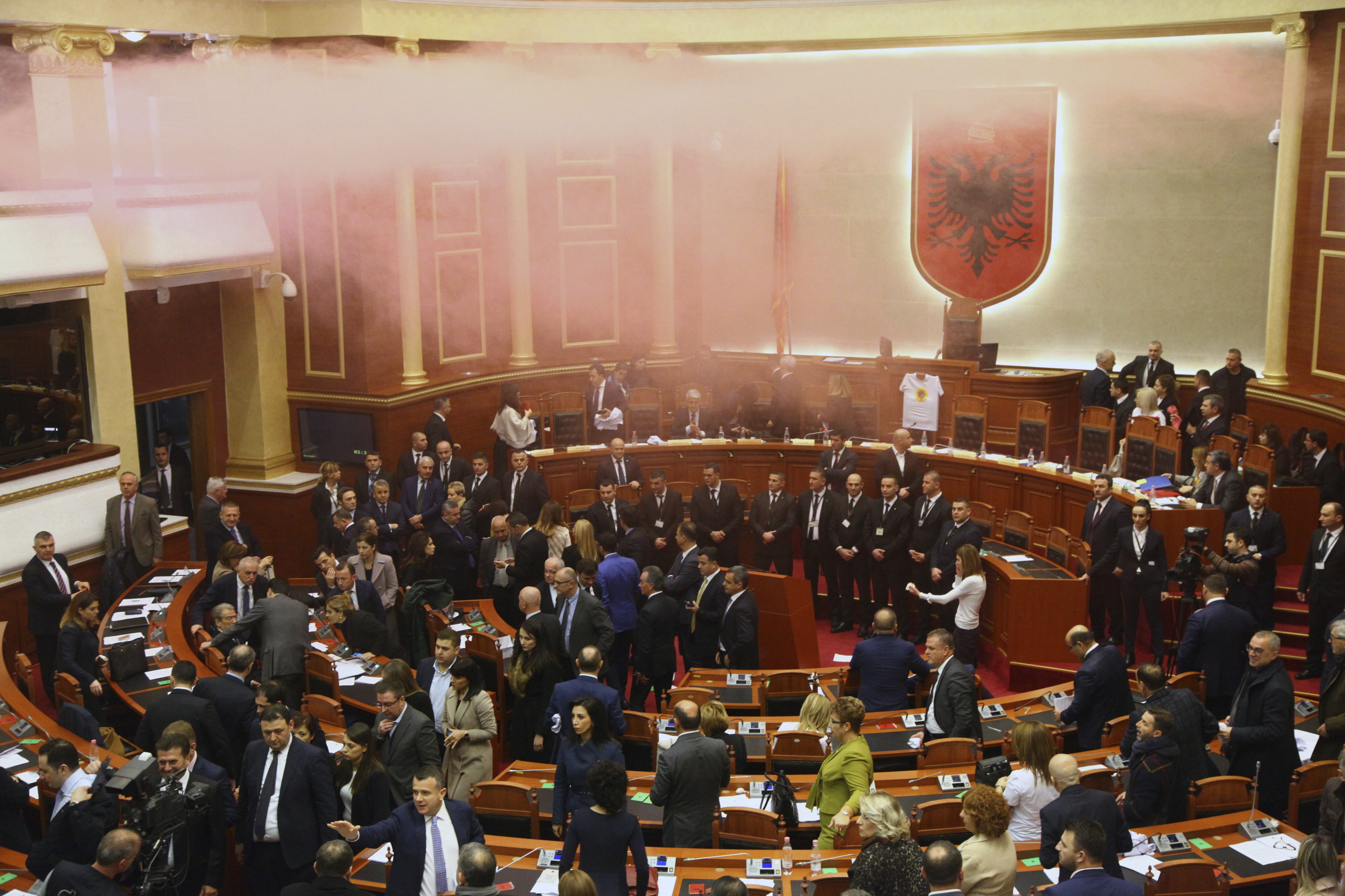 Сблъсъци и димки в албанския парламент (снимки)