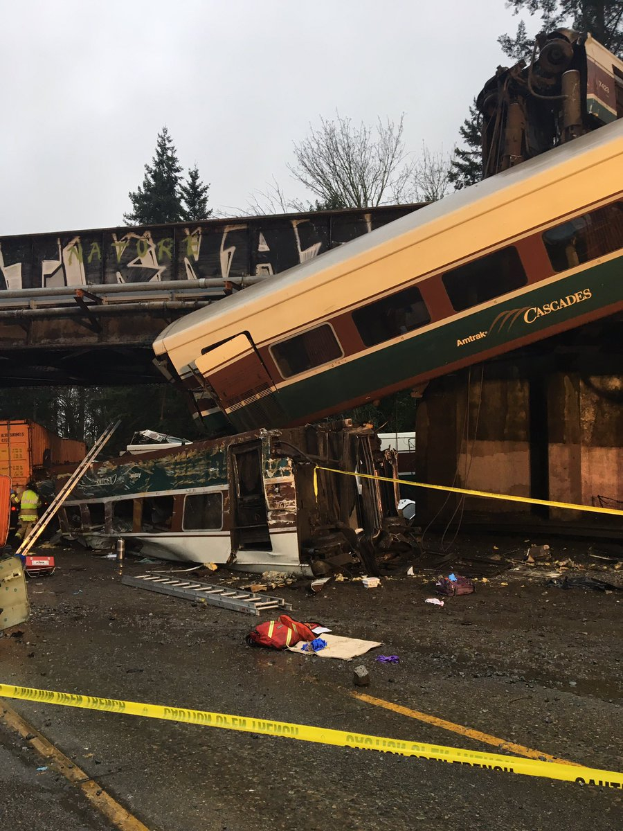 Най-малко един вагон от дерайлиралия влак е паднал от железопътен надлез